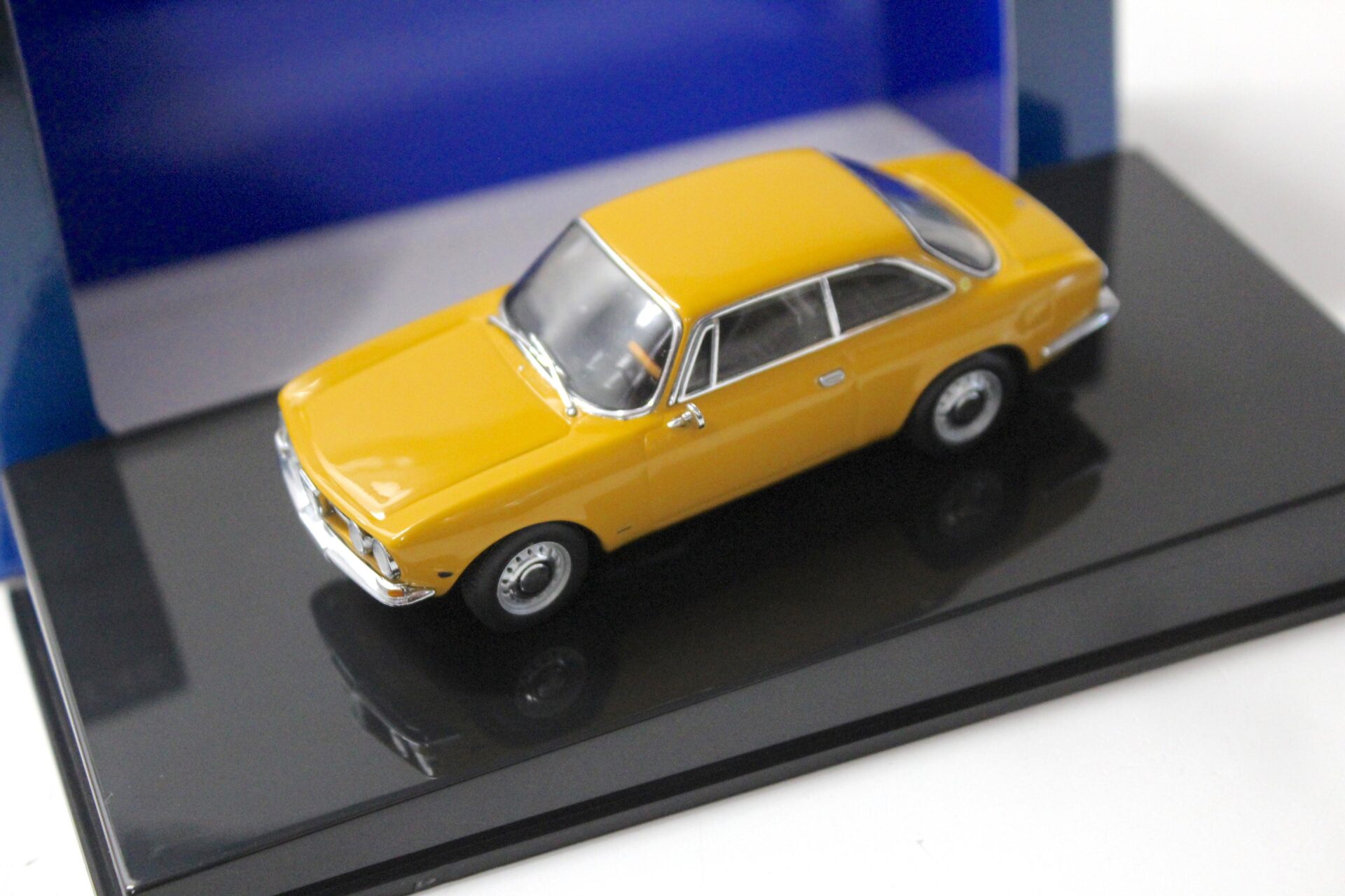 ID 48022 orig 1.jpg 1:43 AUTOart Alfa Romeo 1750 GT Veloce Giallo Ocra