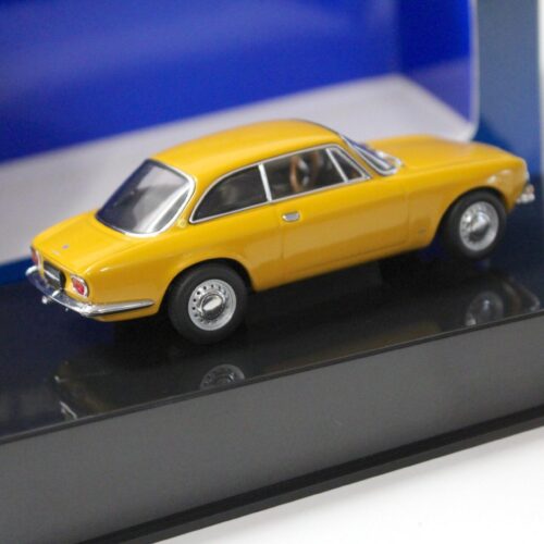 1:43 AUTOart Alfa Romeo 1750 GT Veloce Giallo Ocra