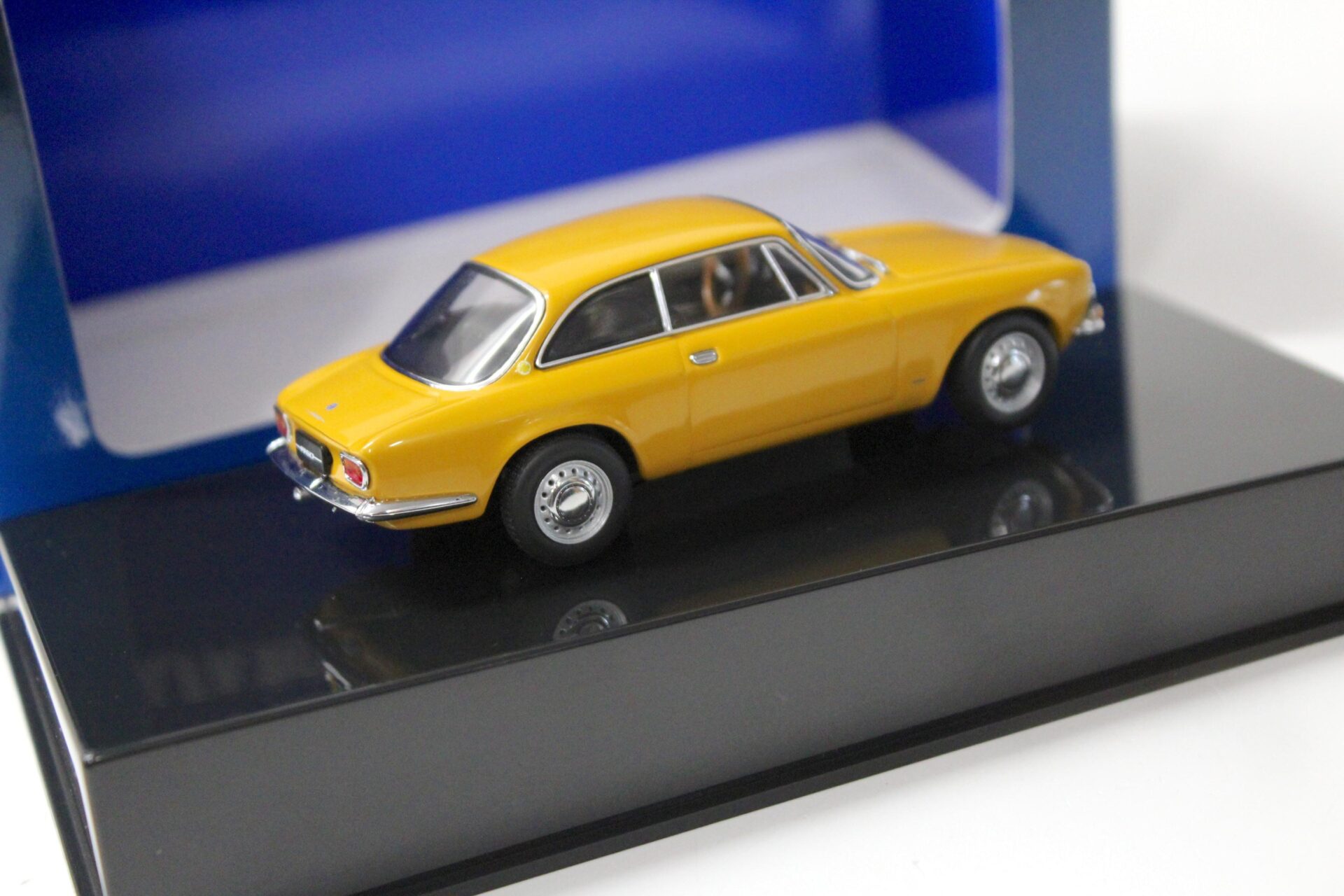 1:43 AUTOart Alfa Romeo 1750 GT Veloce Giallo Ocra