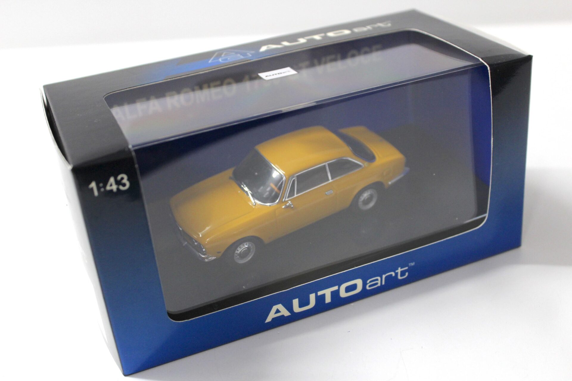 1:43 AUTOart Alfa Romeo 1750 GT Veloce Giallo Ocra