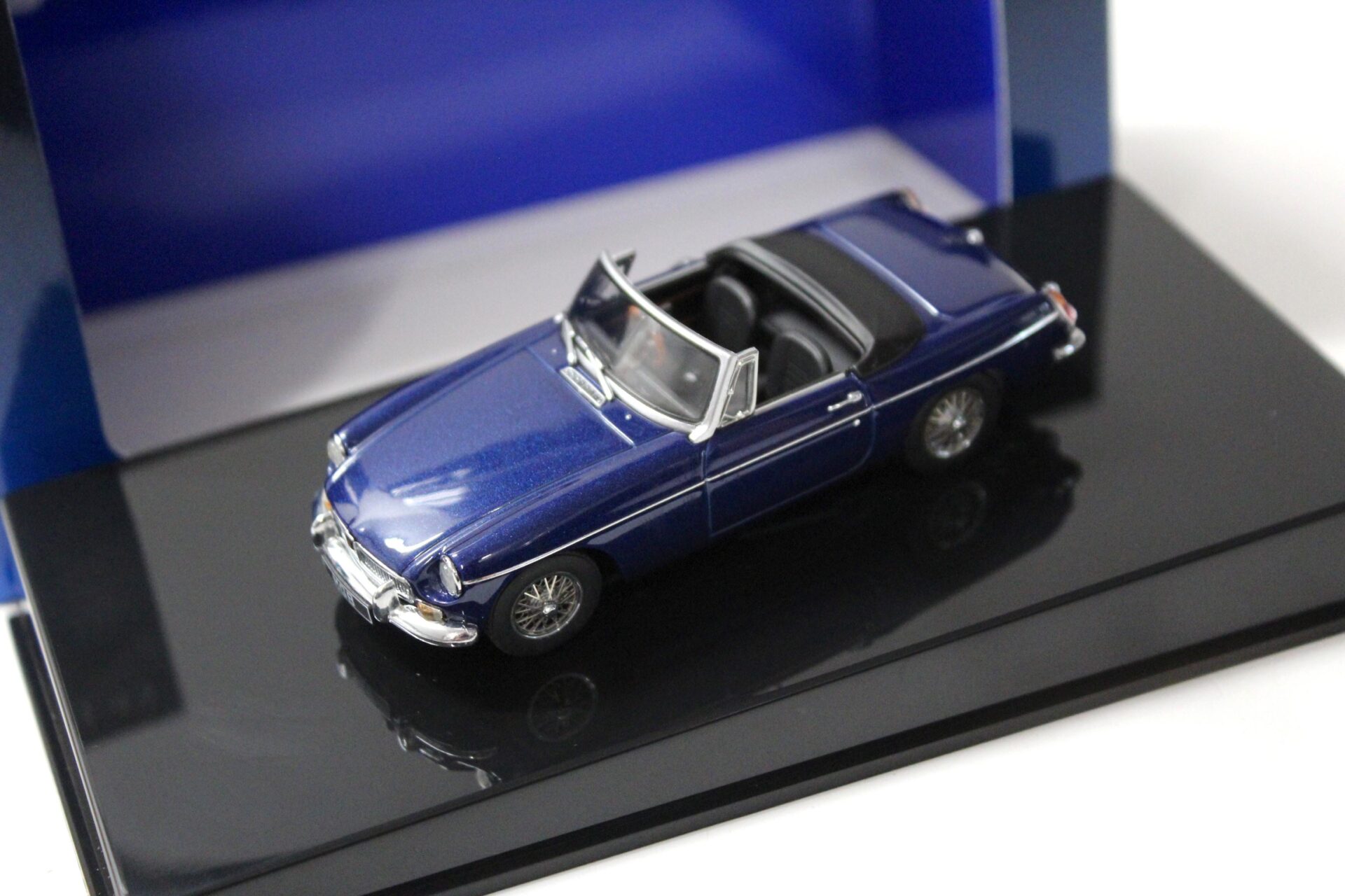 ID 48028 orig.jpg 1:43 AUTOart MGB Roadster MKII 1969 Pageant blue