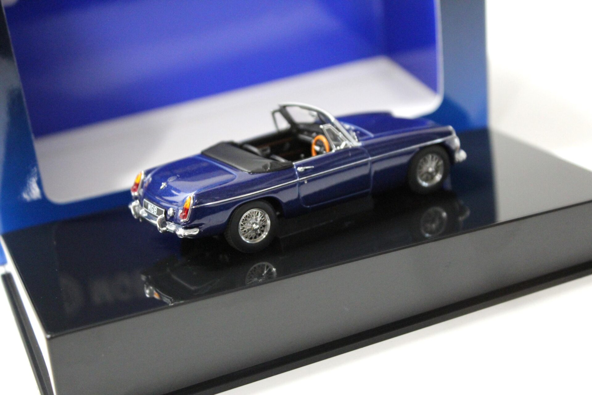 1:43 AUTOart MGB Roadster MKII 1969 Pageant blue