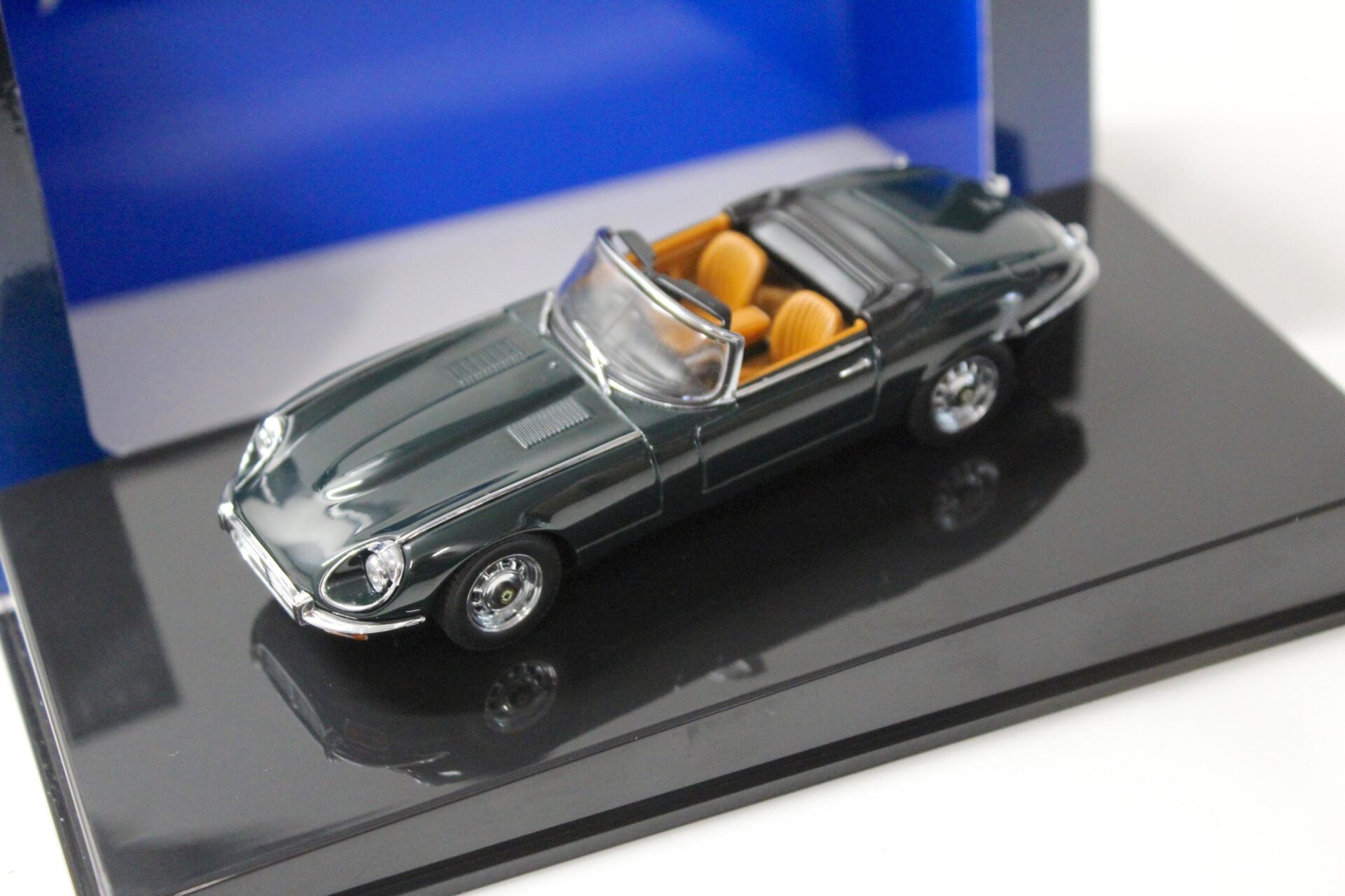ID 48034 orig.jpg 1:43 AUTOart Jaguar E-Type Roadster Series III V12 dark green