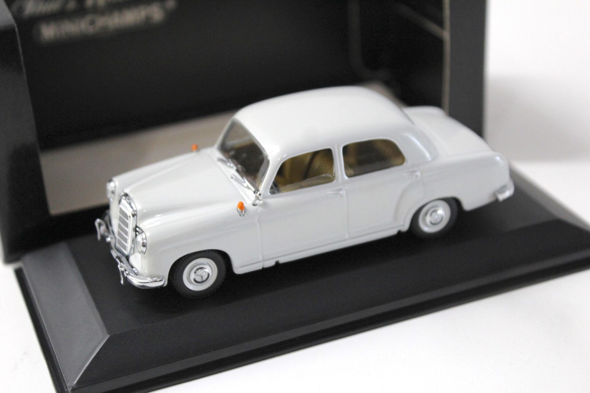 1:43 Minichamps Mercedes 180 Ponton W120 grey 1953-57