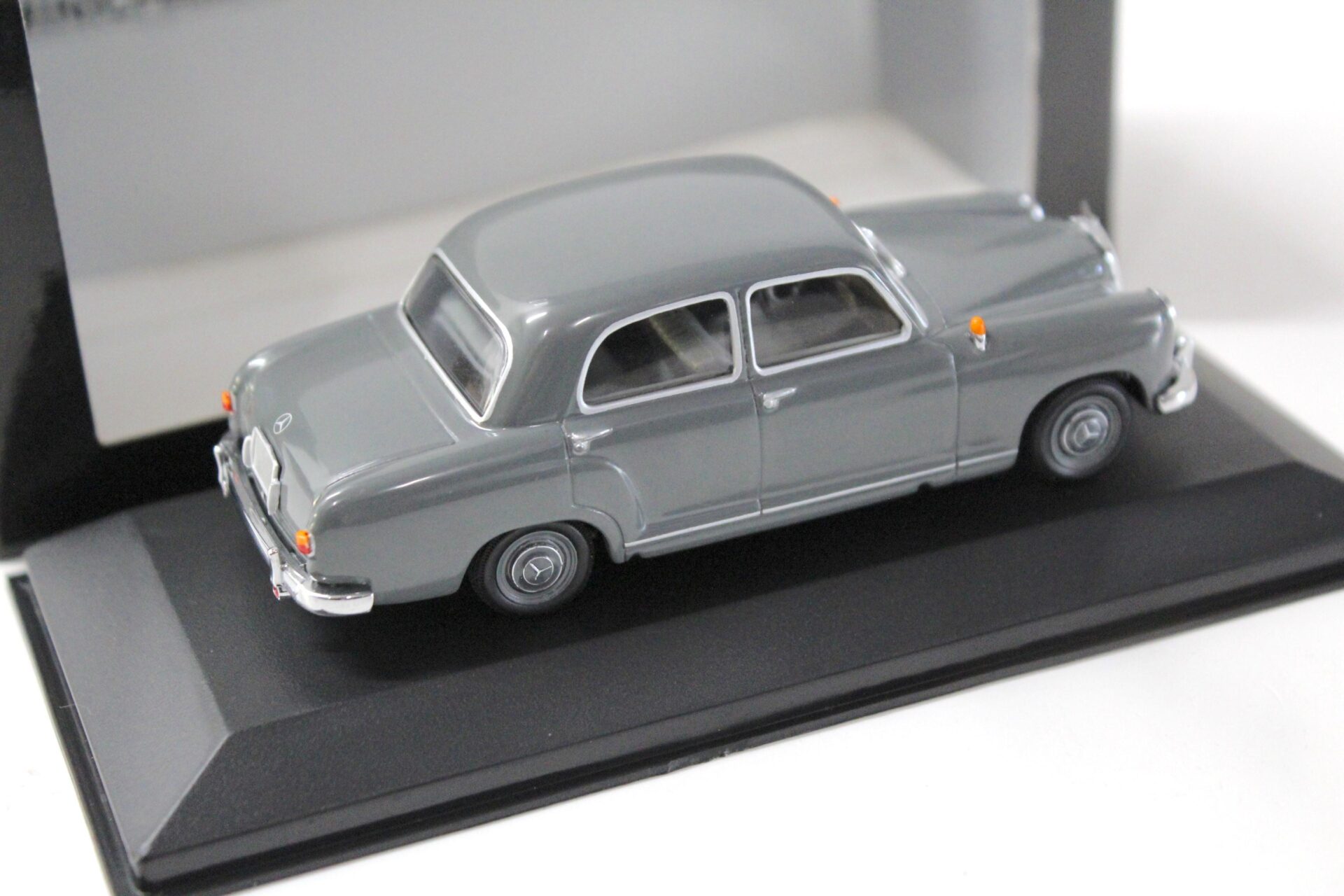 1:43 Minichamps Mercedes 180 Ponton W120 Araber grey 1953