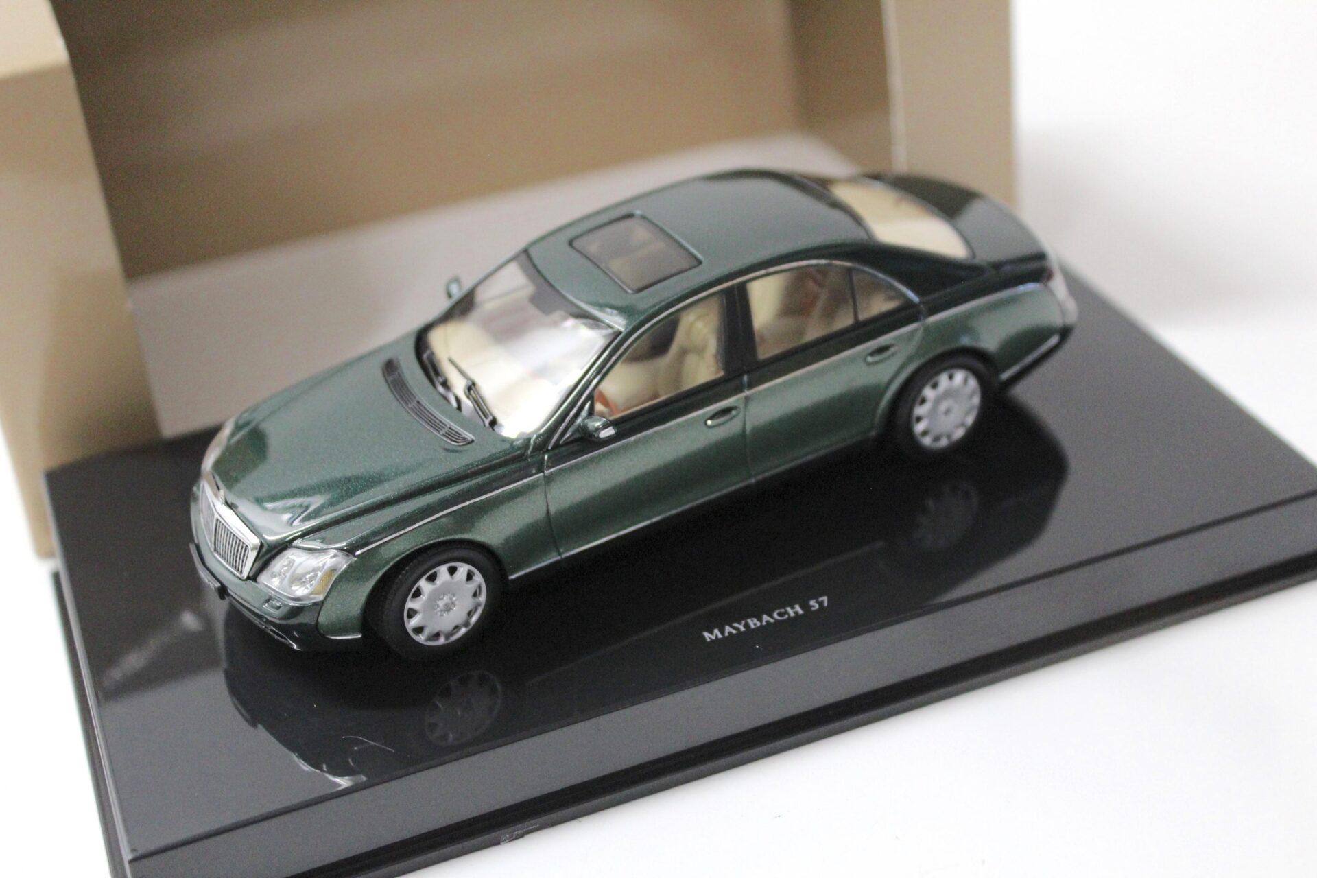 1:43 AUTOart Maybach 57 Limousine dark green/ green DEALER VERSION