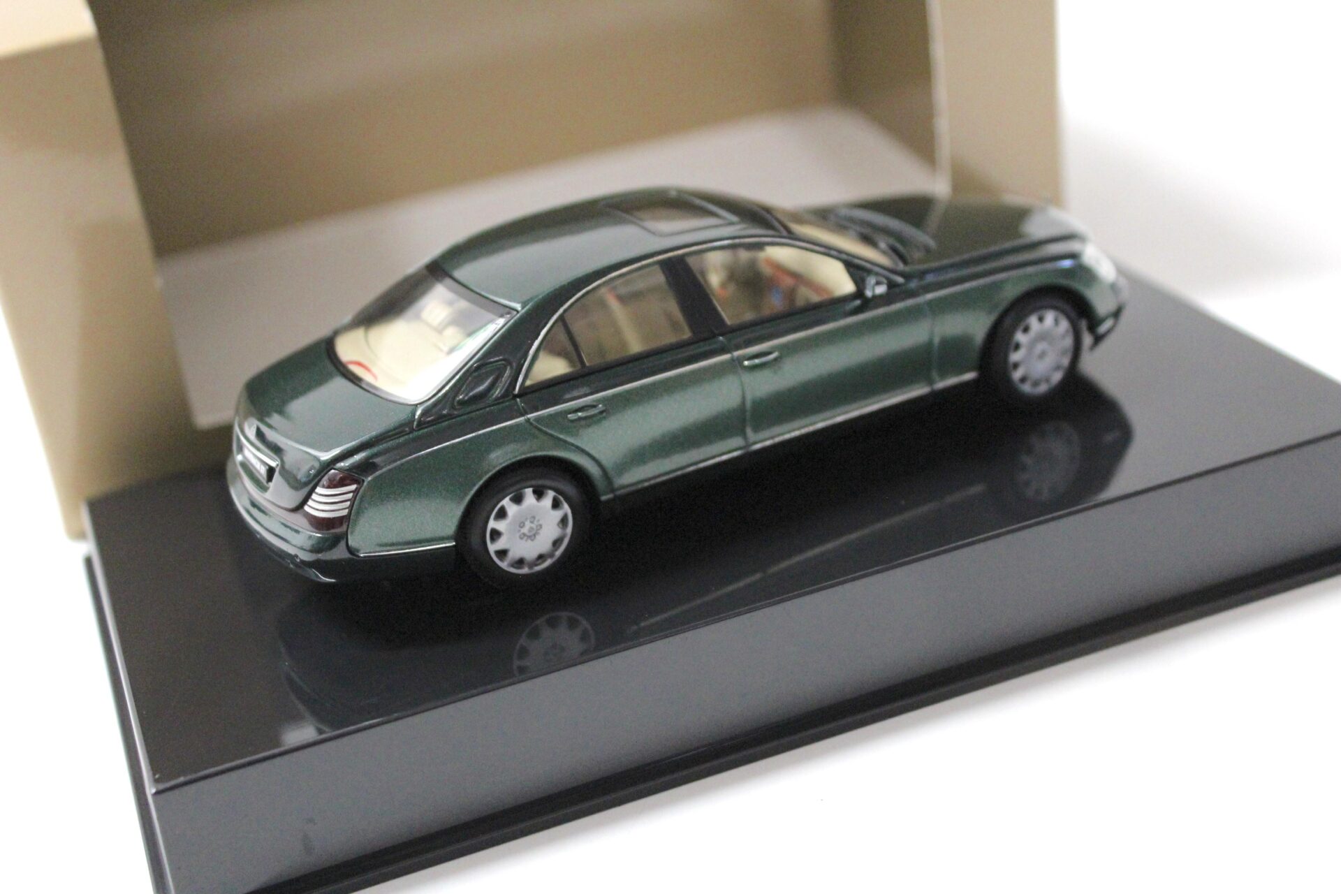1:43 AUTOart Maybach 57 Limousine dark green/ green DEALER VERSION