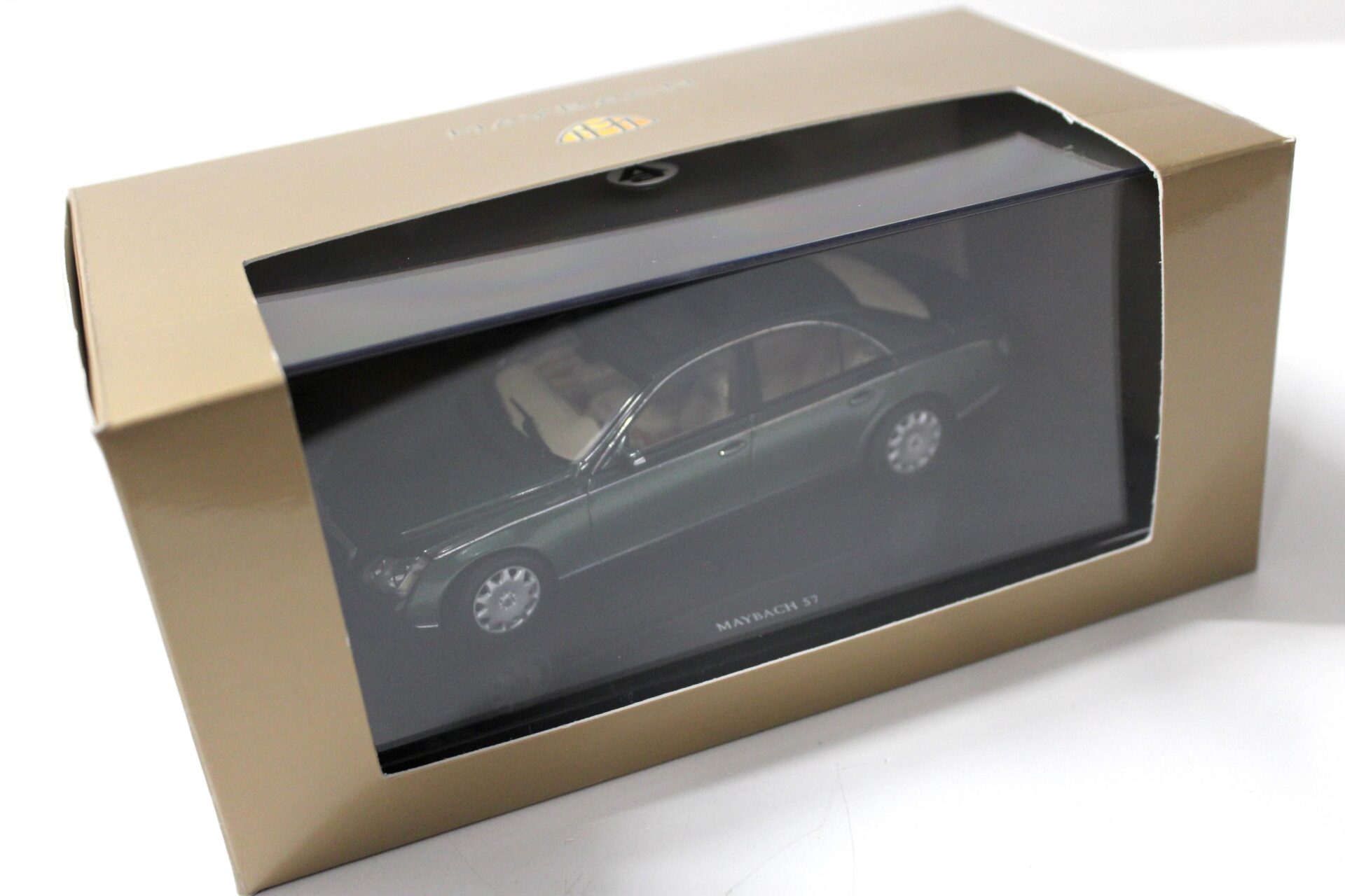1:43 AUTOart Maybach 57 Limousine dark green/ green DEALER VERSION