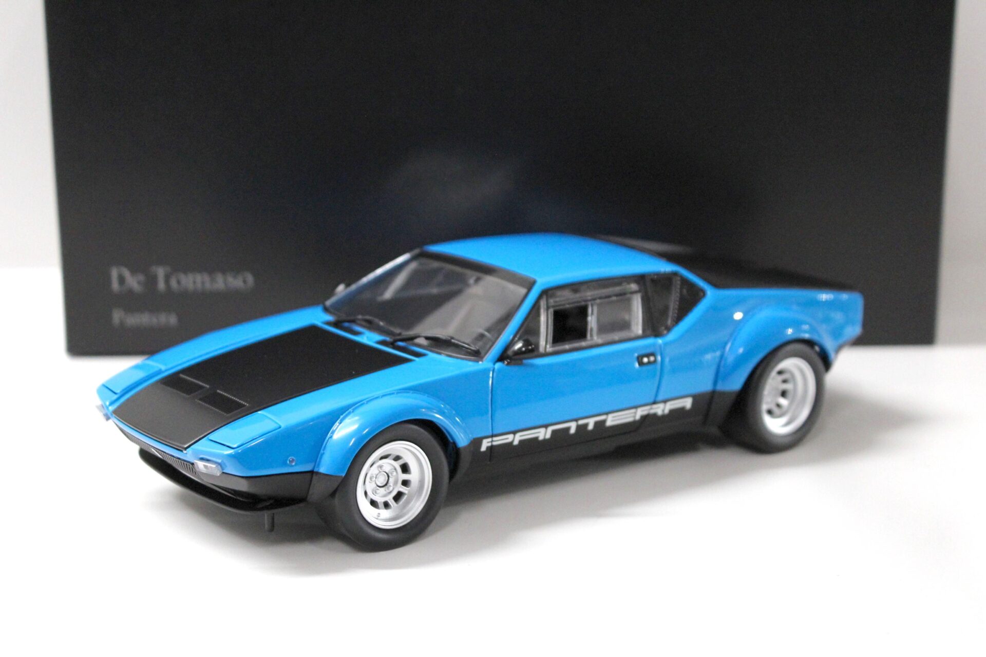 ID 48726 orig.jpg 1:18 Kyosho De Tomaso Pantera GT4 blue/ black