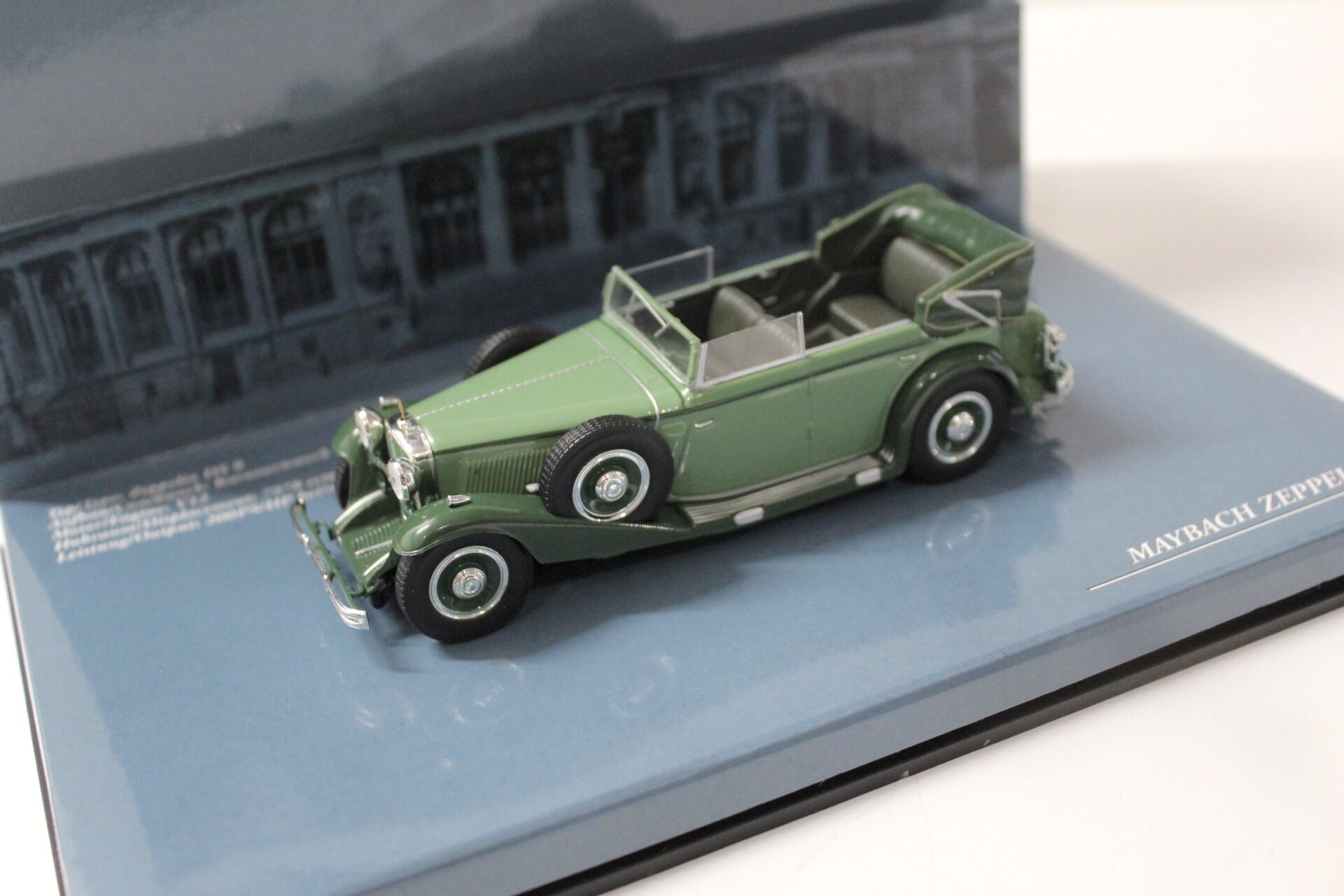 ID 48744 orig.jpg 1:43 Minichamps Maybach DS8 "Zeppelin" 1932 Cabriolet green/ dark green