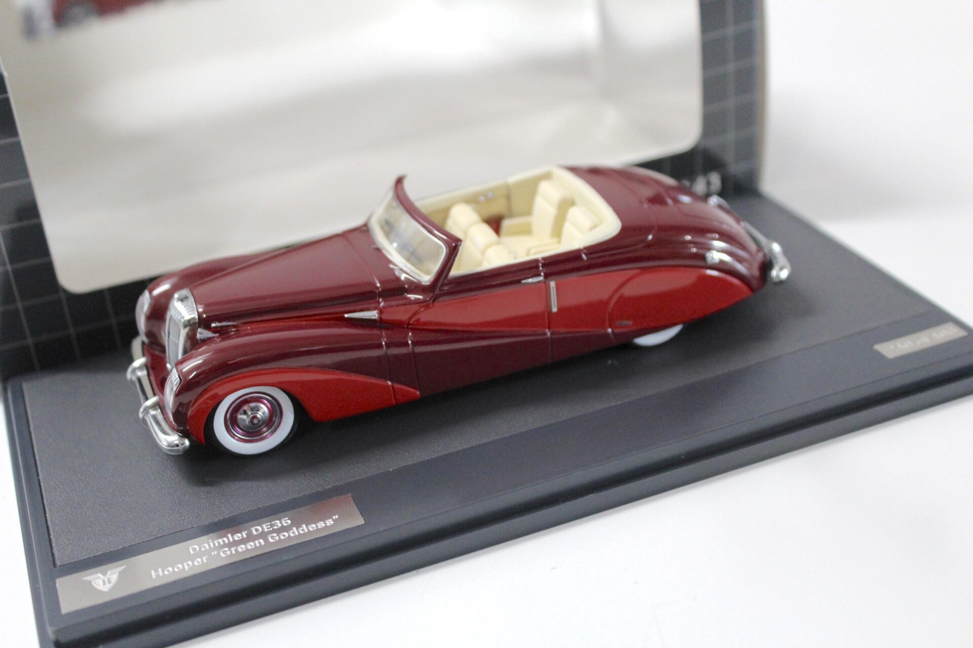 ID 49090 orig.jpg 1:43 Matrix Daimler DE36 Hooper "Green Goddess" 1953 maroon/ maroon