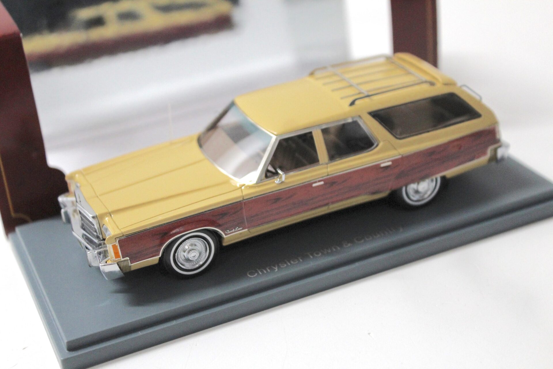ID 49160 orig.jpg 1:43 American Excellence NEO Chrysler Town & Country beige/ wood
