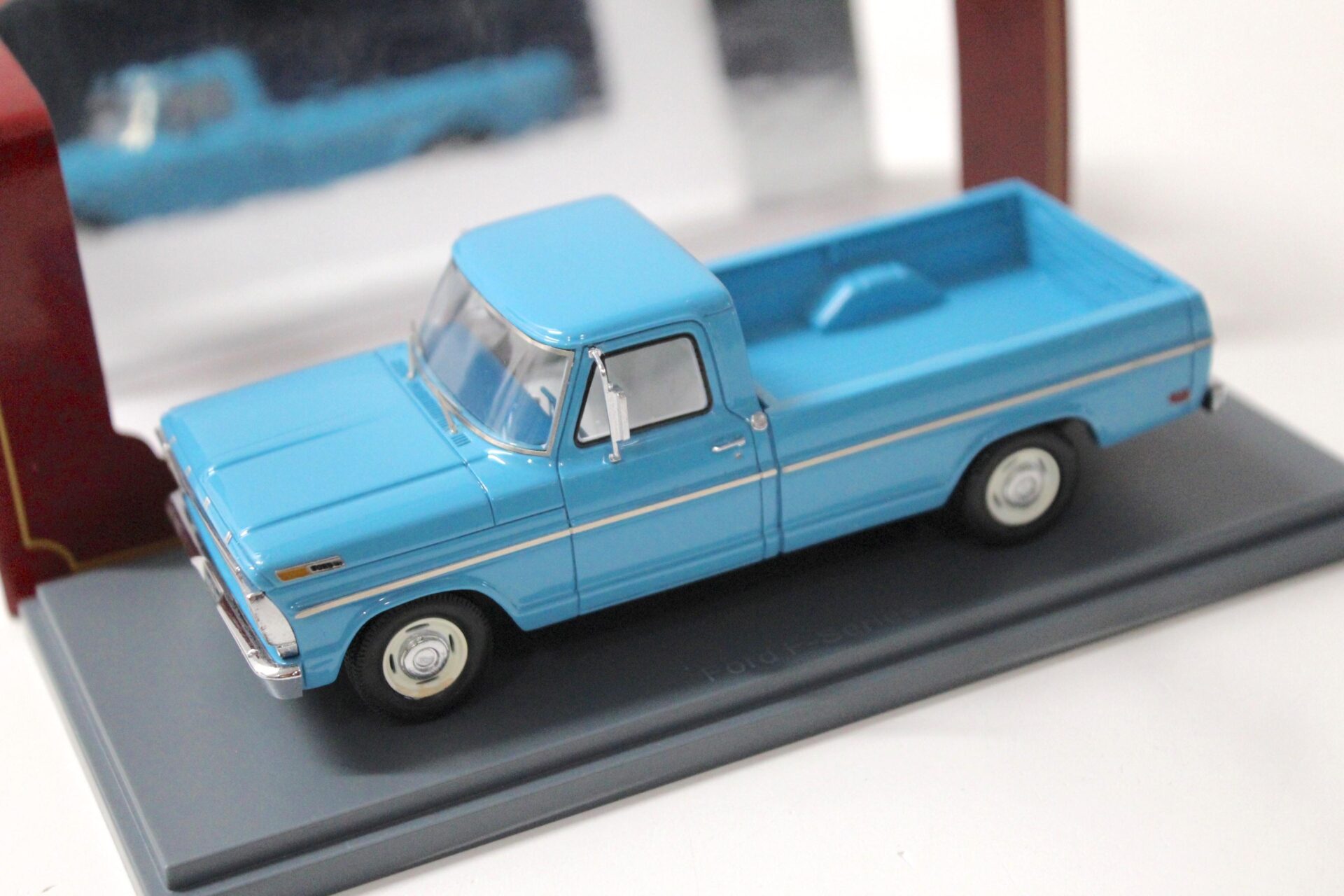 ID 49199 orig.jpg 1:43 American Excellence NEO Ford F-Series F100 Pickup blue