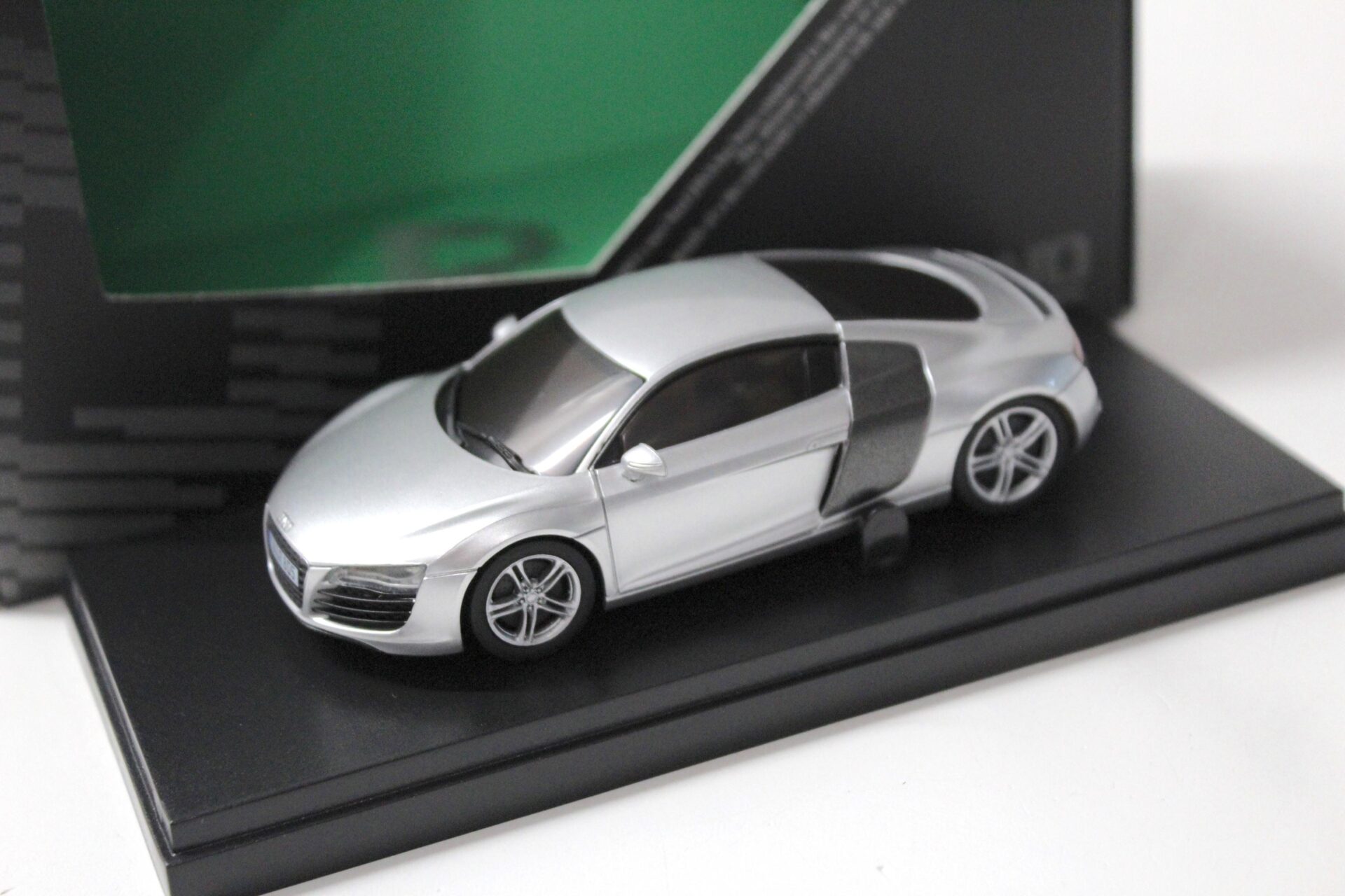 1:43 Kyosho dNANO Audi R8 Coupe silver