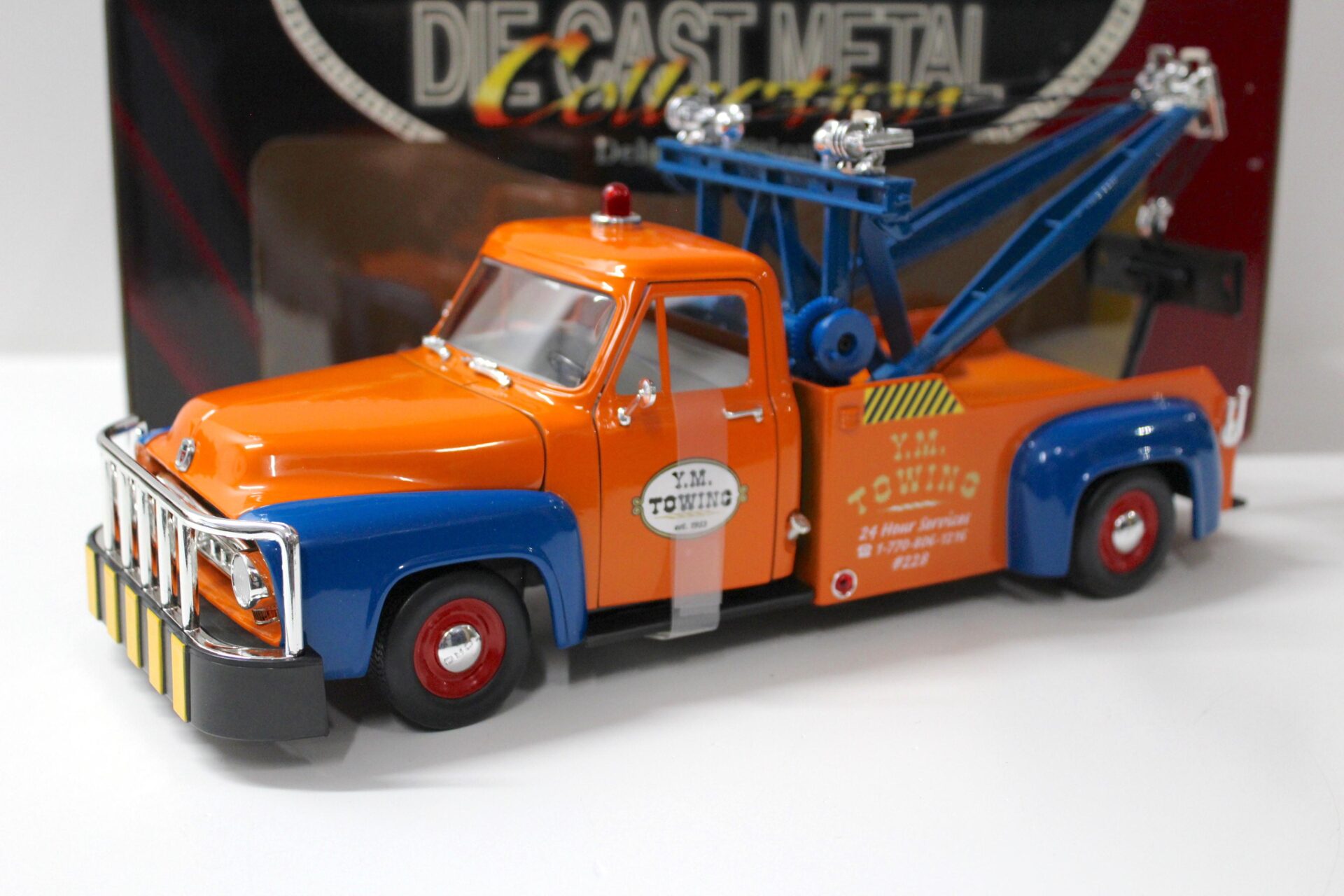 ID 51723 orig.jpg 1:18 Road Signature 1953 Ford F-100 Wrecker Abschleppen Y.M. Towing orange
