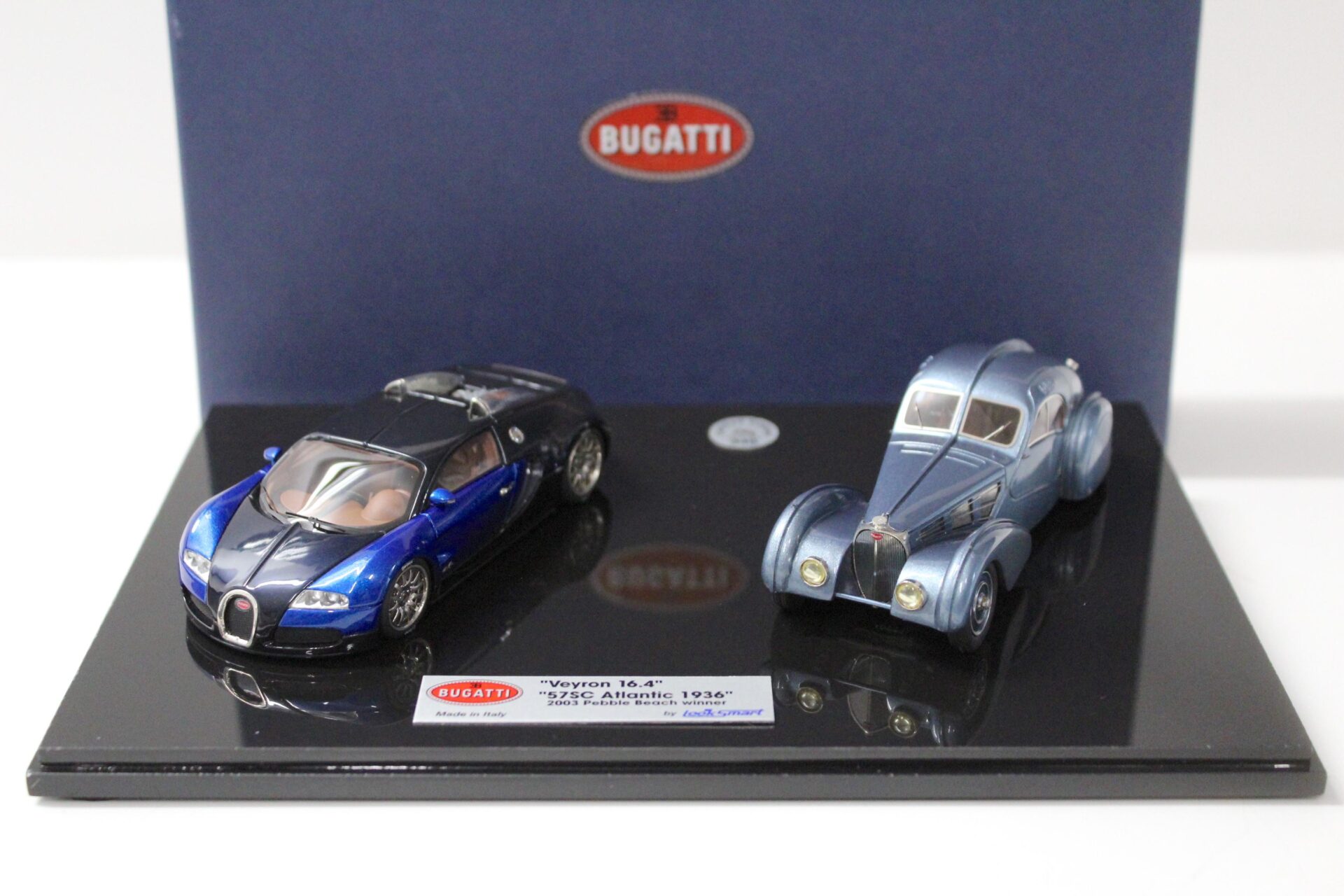 1:43 LookSmart SET Bugatti 57SC Atlantic blue + Bugatti Veyron Study blue