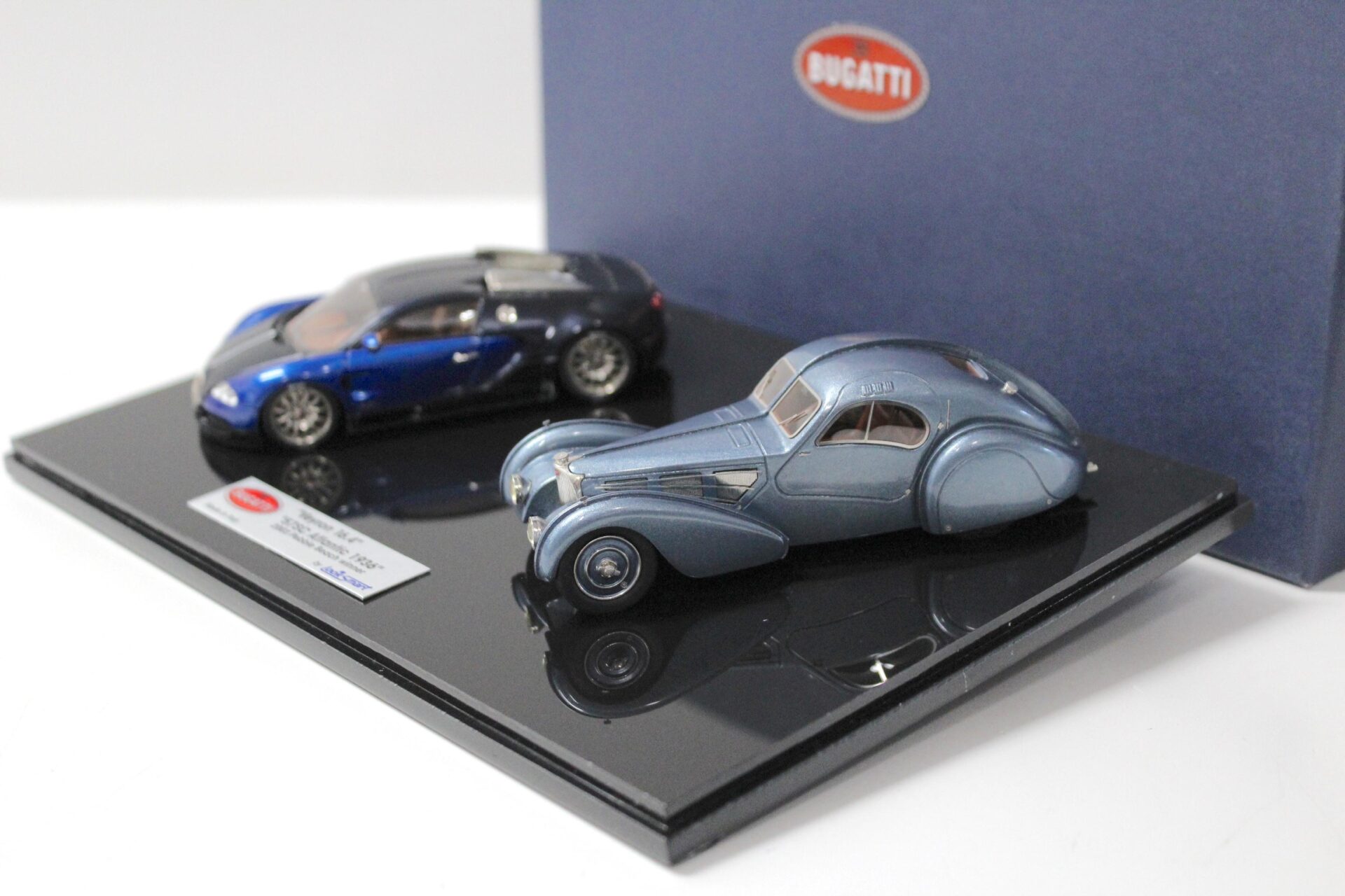 1:43 LookSmart SET Bugatti 57SC Atlantic blue + Bugatti Veyron Study blue