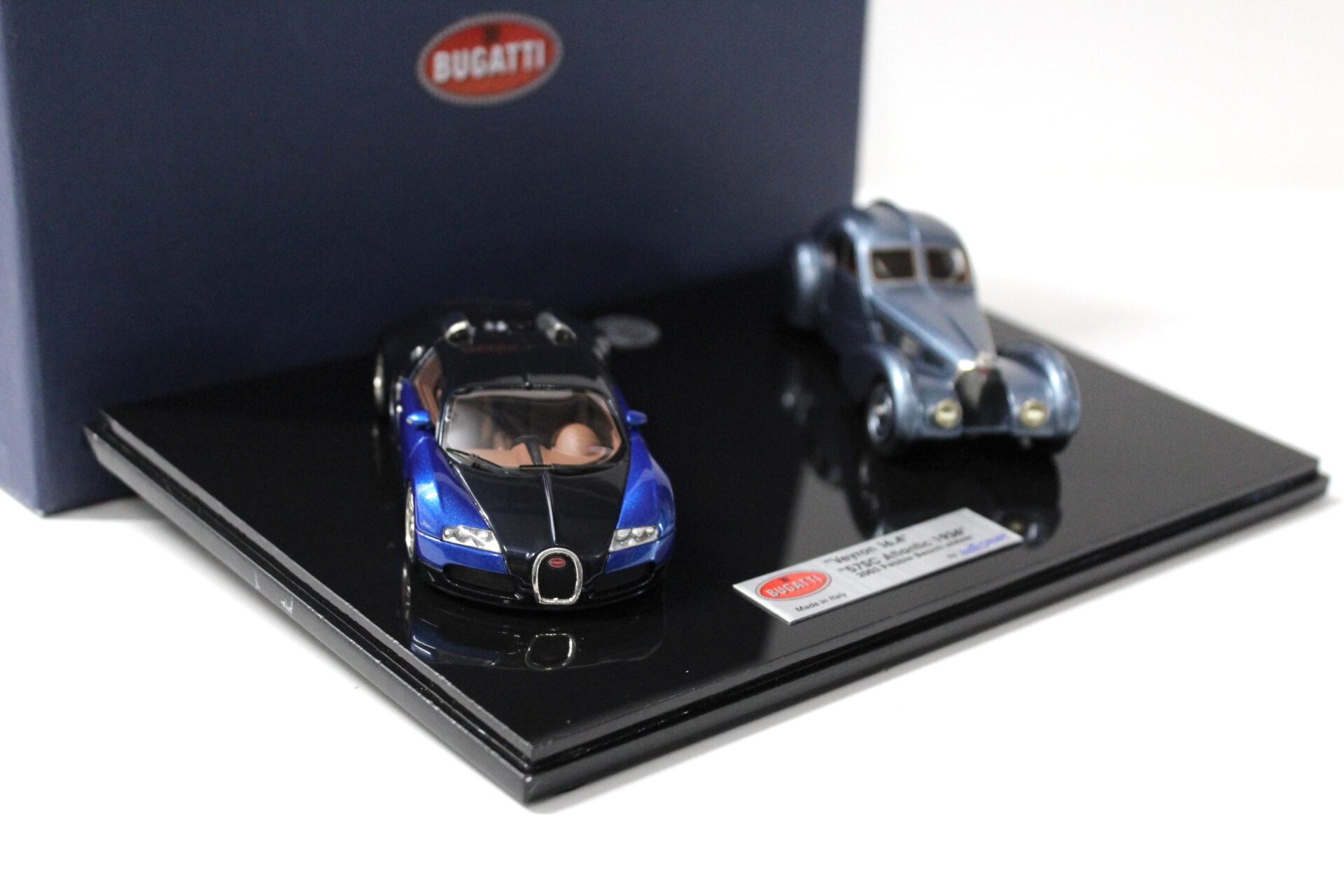 1:43 LookSmart SET Bugatti 57SC Atlantic blue + Bugatti Veyron Study blue