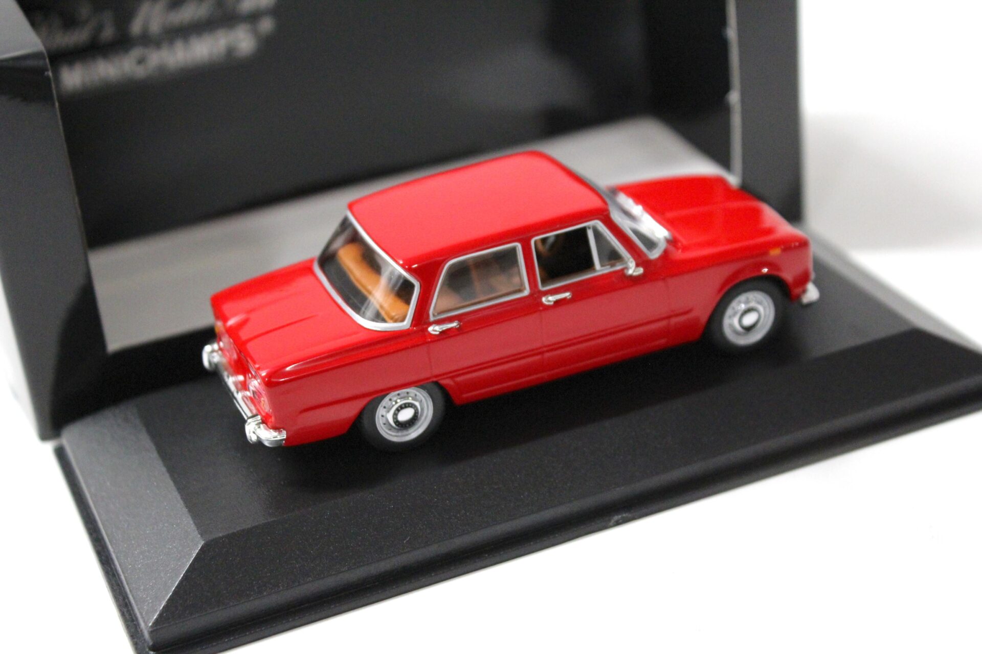 1:43 Minichamps Alfa Romeo Giulia 1300 Super 1970 Rosso Alfa red