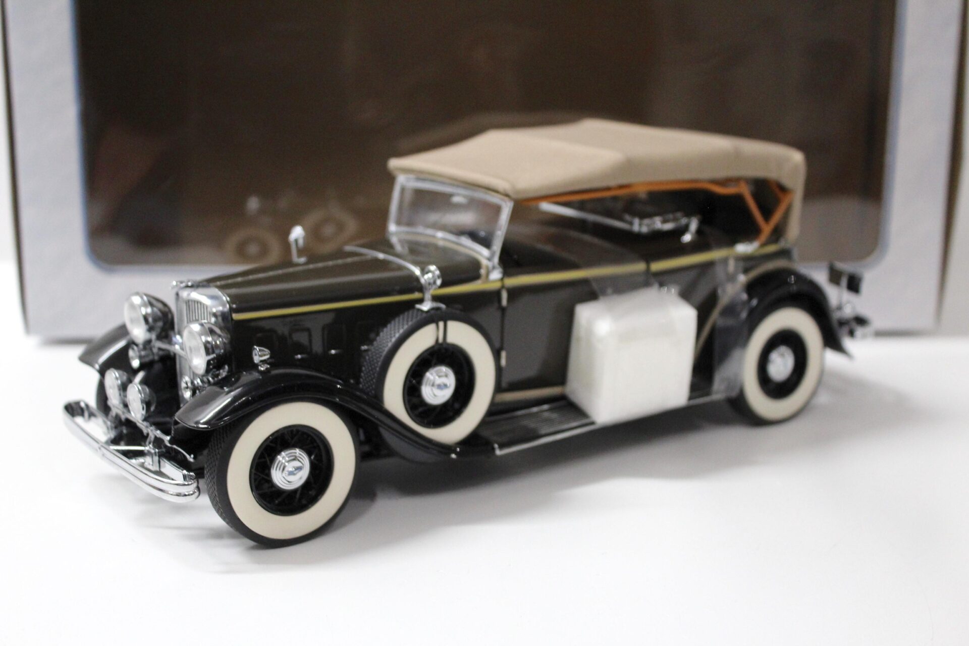 1:18 Motor City Classics 1932 Lincoln KB brown/ black with Top