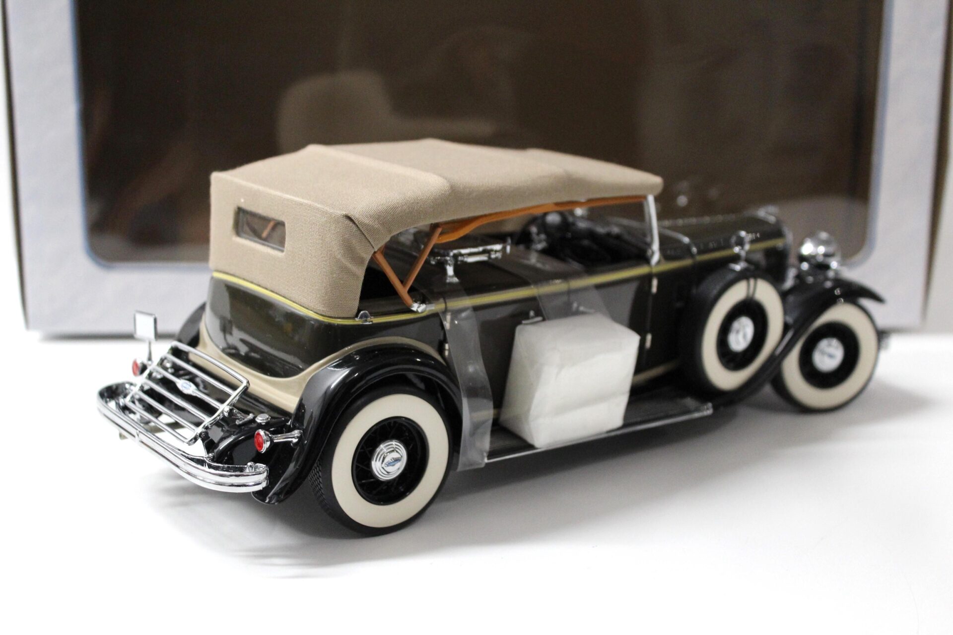 1:18 Motor City Classics 1932 Lincoln KB brown/ black with Top