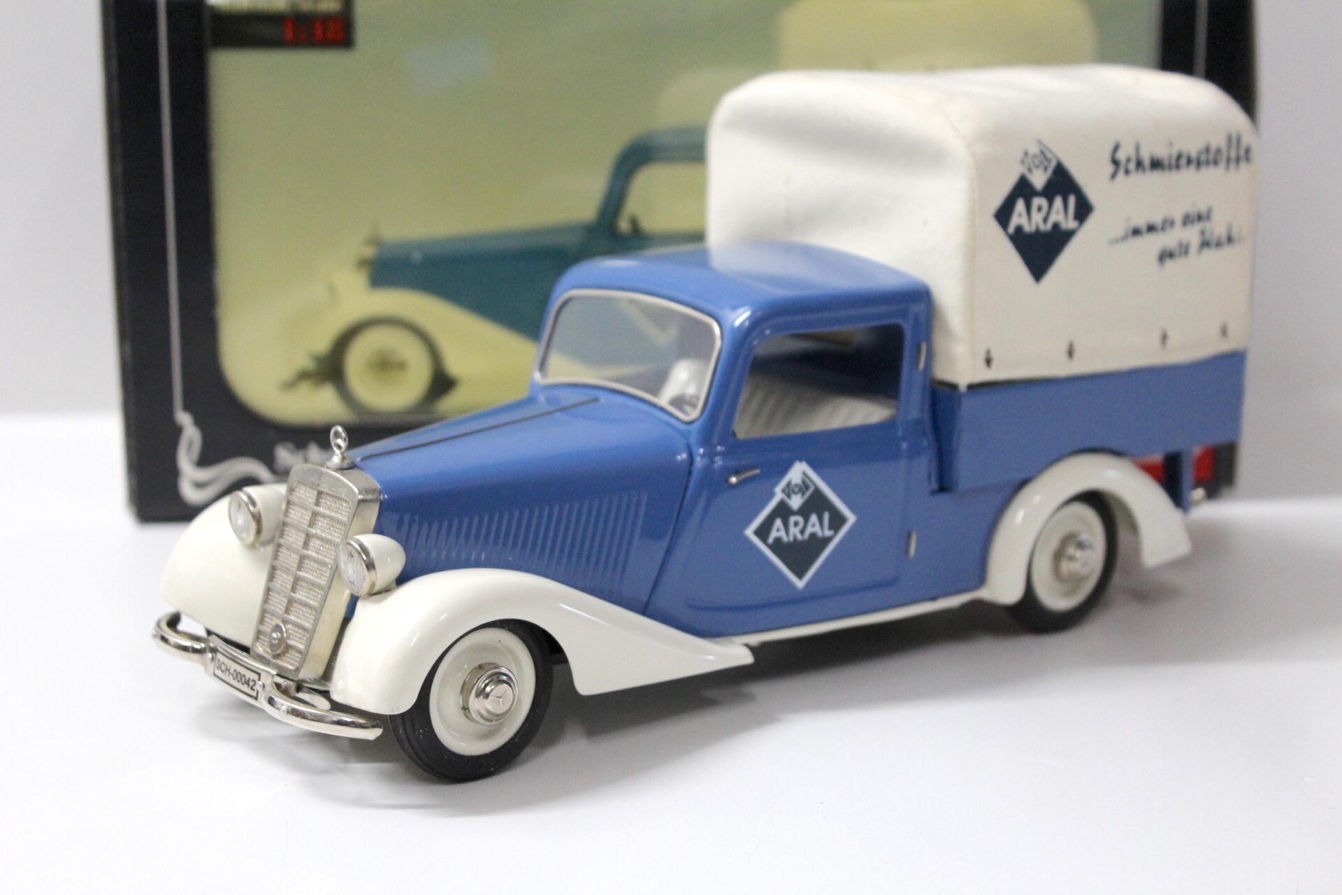 ID 52427 orig.jpg 1:18 Schuco Mercedes 170V Planenwagen ARAL white/ blue
