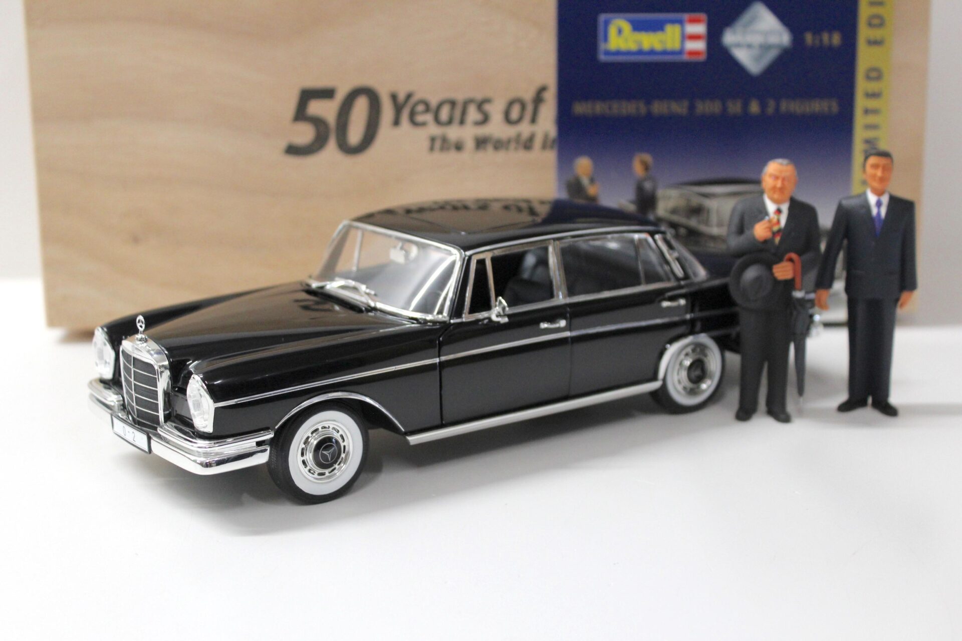 1:18 Revell Mercedes 300 SE Limousine black + 2 Figuren LIMITED 50 JAHRE REVELL