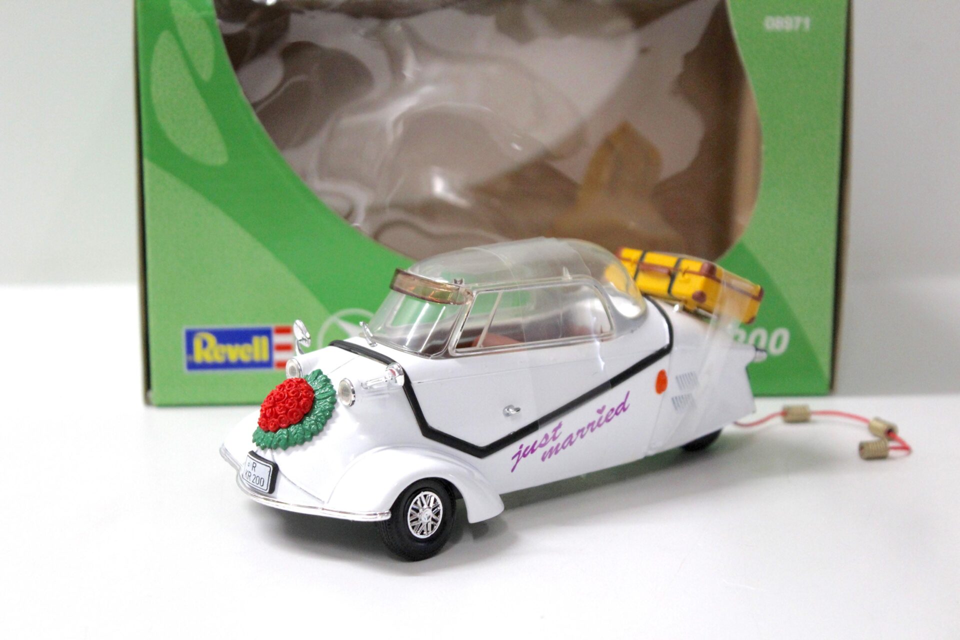 ID 52455 orig.jpg 1:18 Revell Messerschmitt KR 200 Kabinenroller "Just Married" white