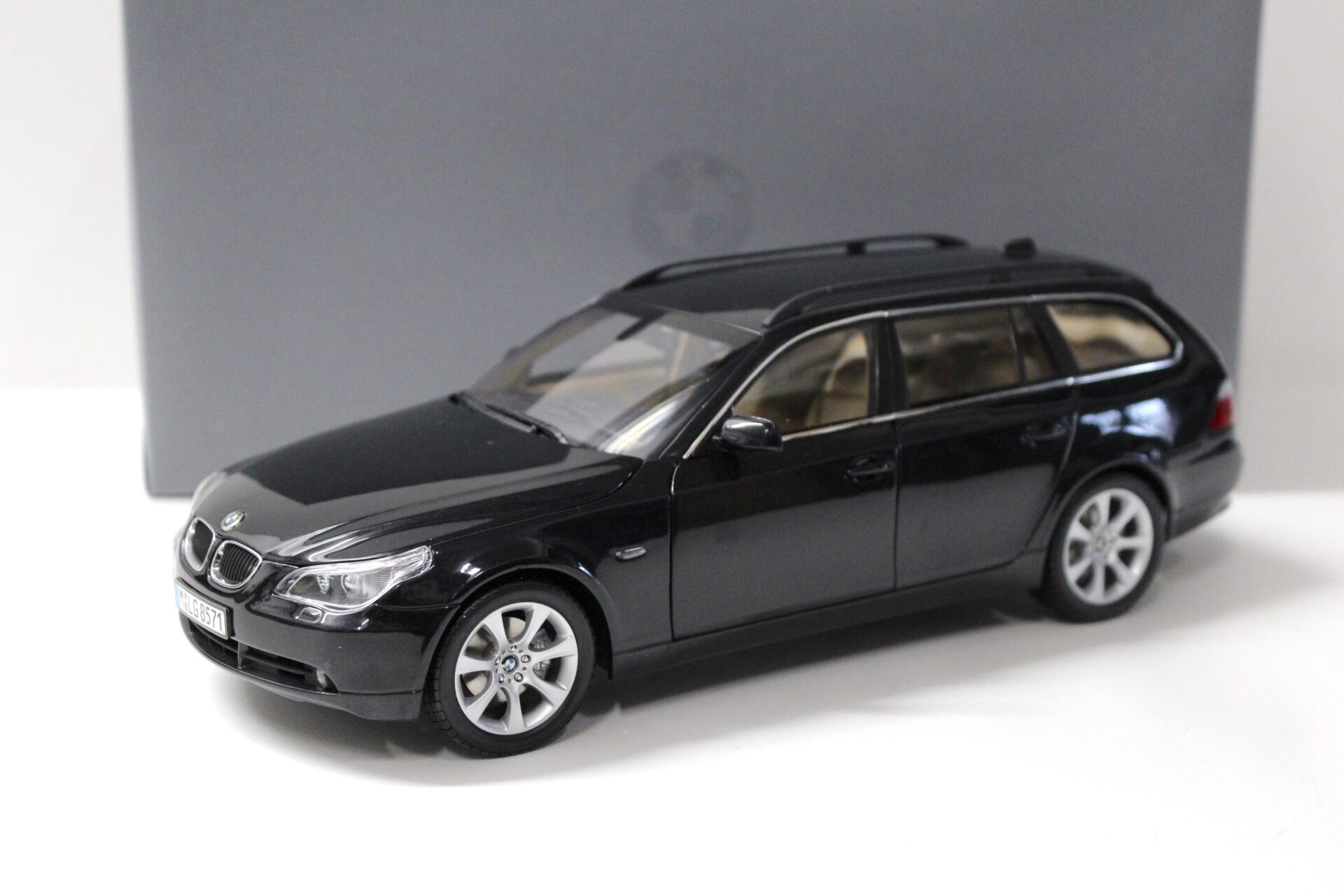 ID 52572 orig.jpg 1:18 Kyosho BMW 5er 545i Touring E61 black metallic DEALER VERSION