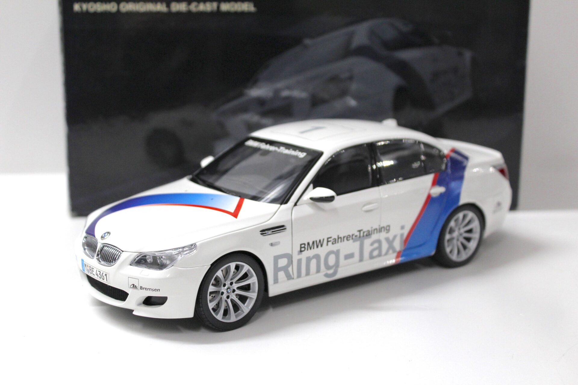 ID 52635 orig.jpg 1:18 Kyosho BMW M5 E60 Ring -Taxi Nürburgring white