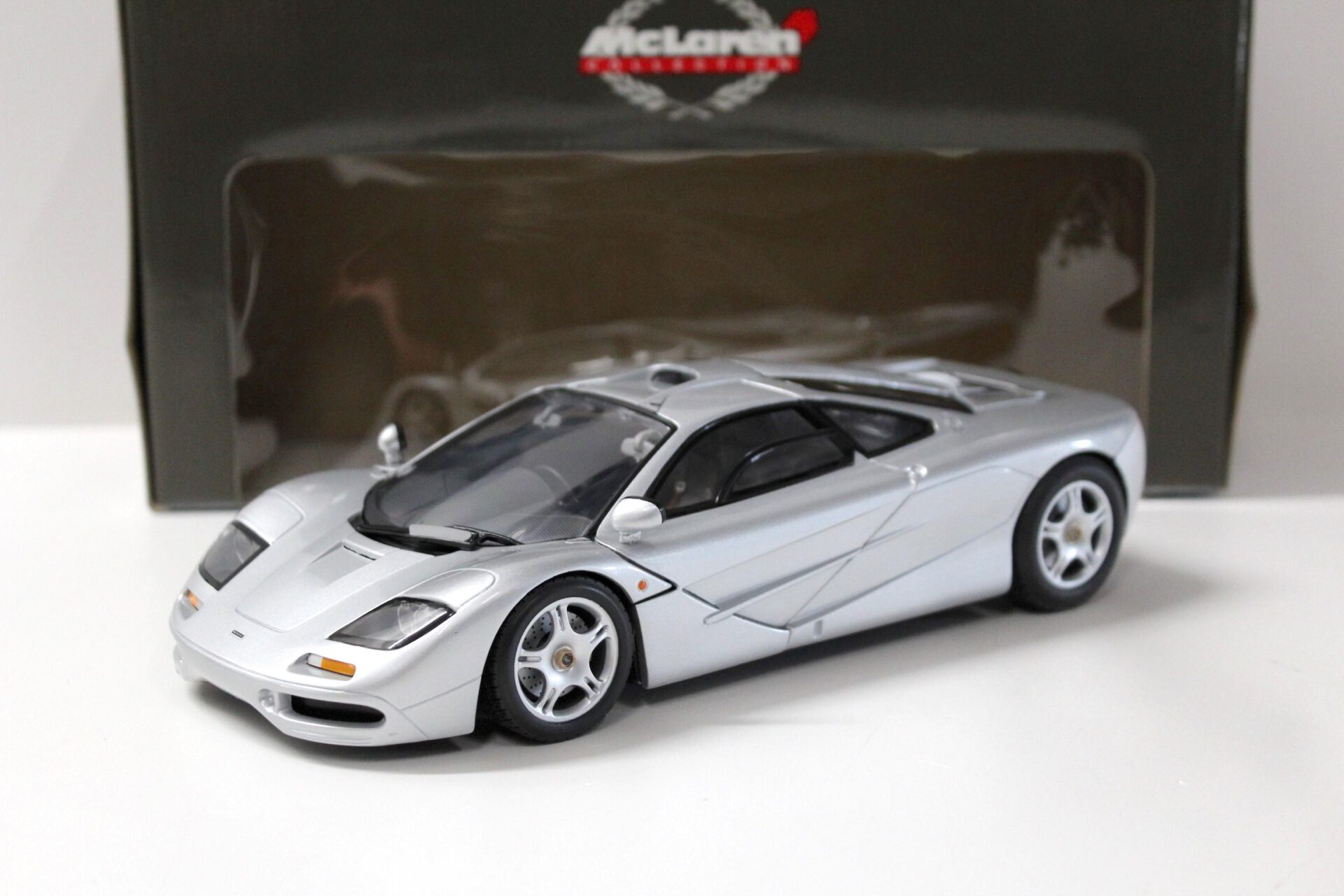 ID 52825 orig.jpg 1:18 UT Models McLaren F1 Road Car silver