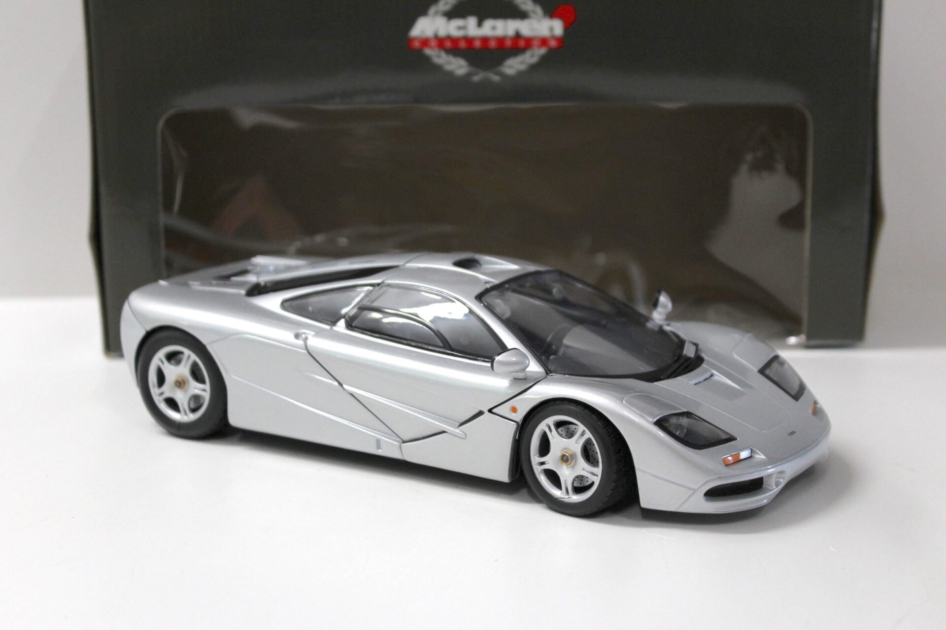 1:18 UT Models McLaren F1 Road Car silver