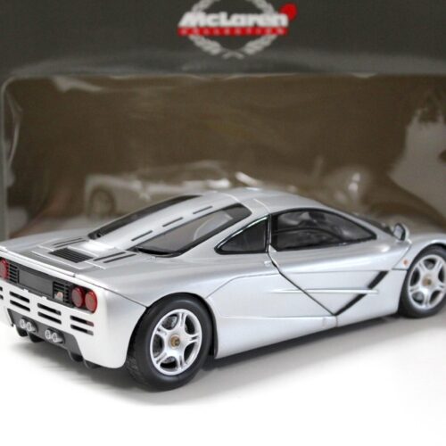 1:18 UT Models McLaren F1 Road Car silver