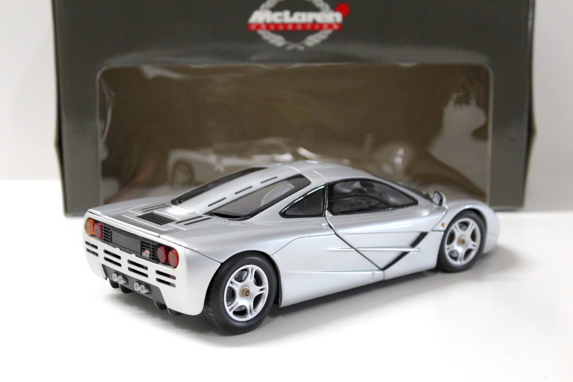 1:18 UT Models McLaren F1 Road Car silver