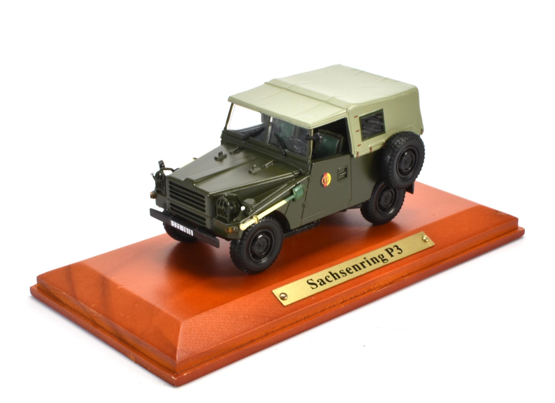 ID 52890 orig.jpg 1:43 Atlas DDR Collection Sachsenring P3 green *Wood Base*