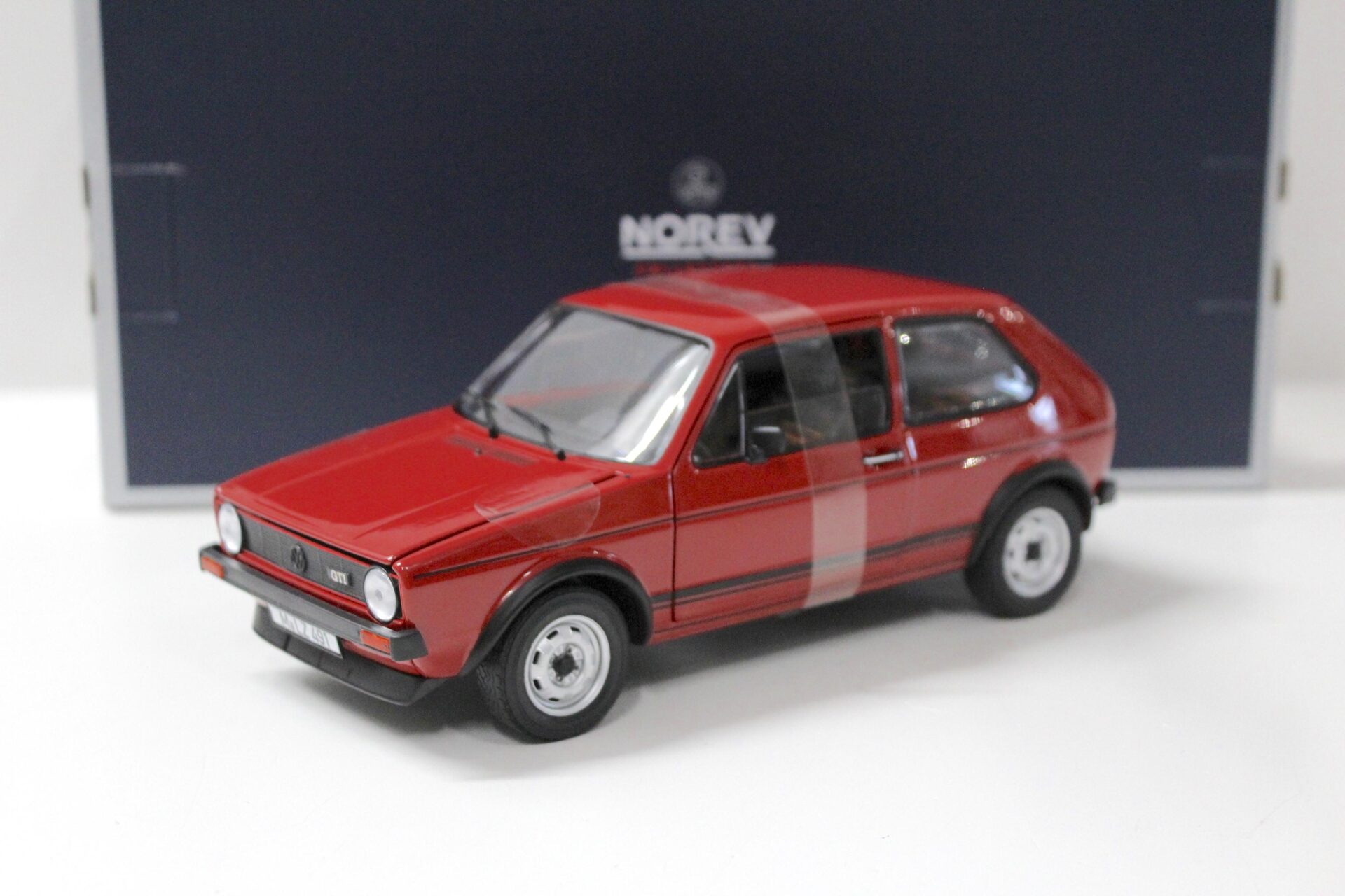 ID 52919 orig.jpg 1:18 Norev VW Golf 1 GTI MKI 1976 red