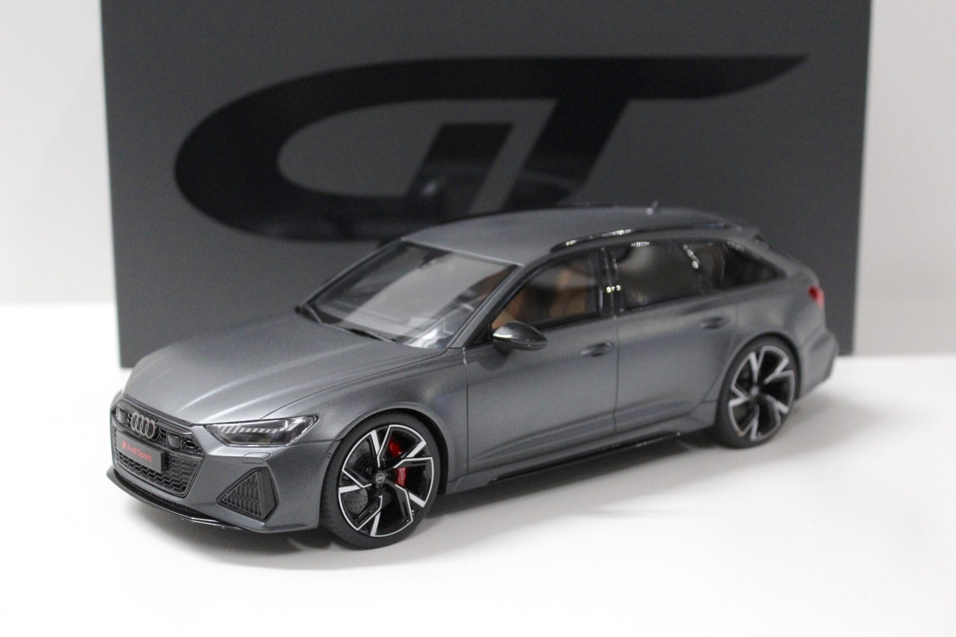 ID 52943 orig.jpg 1:18 GT Spirit GT289 Audi RS6 Avant (C8) Daytona grey nacre 2020