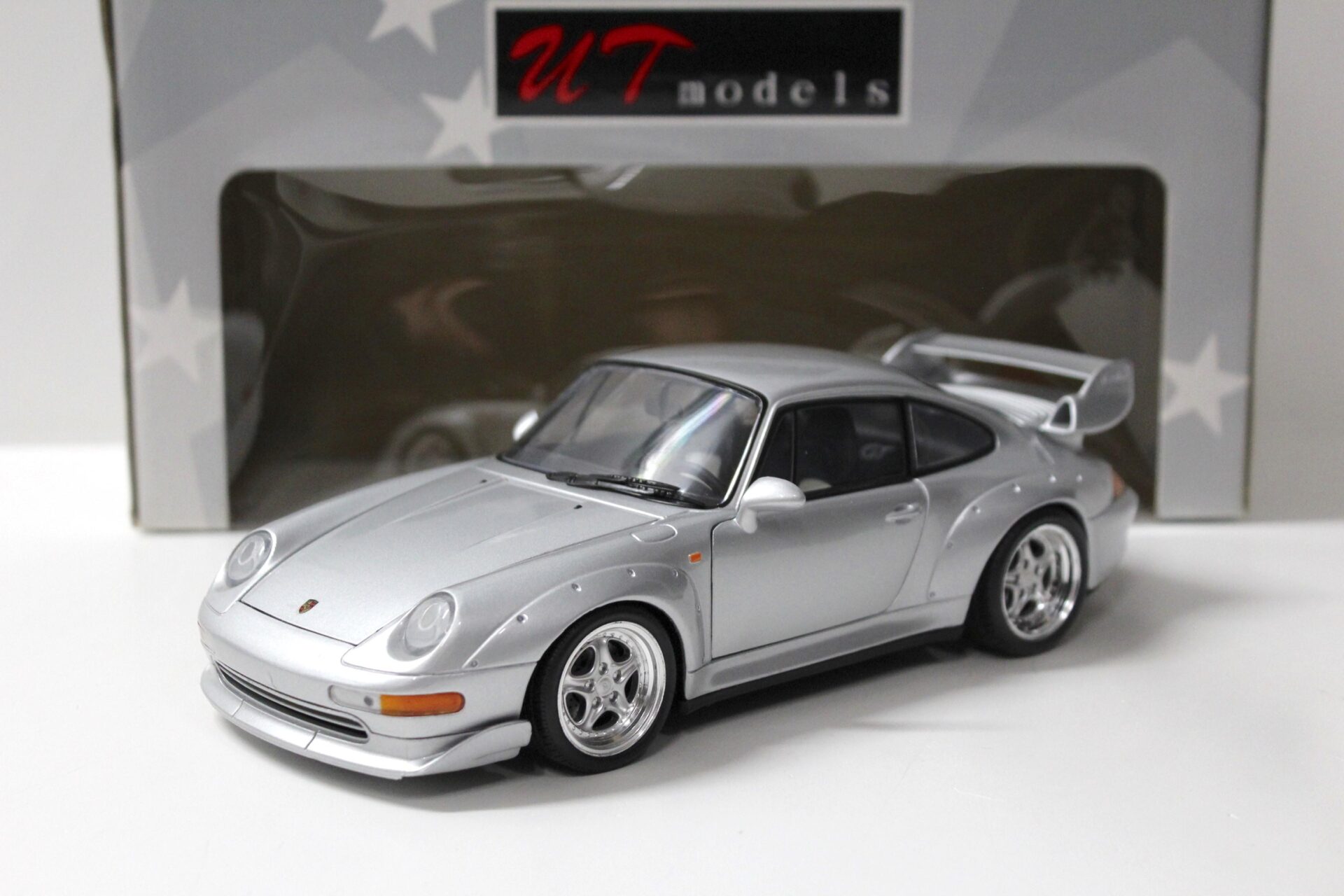 1:18 UT Models Porsche 911 (993) GT2 Street silver 1997 – Premium