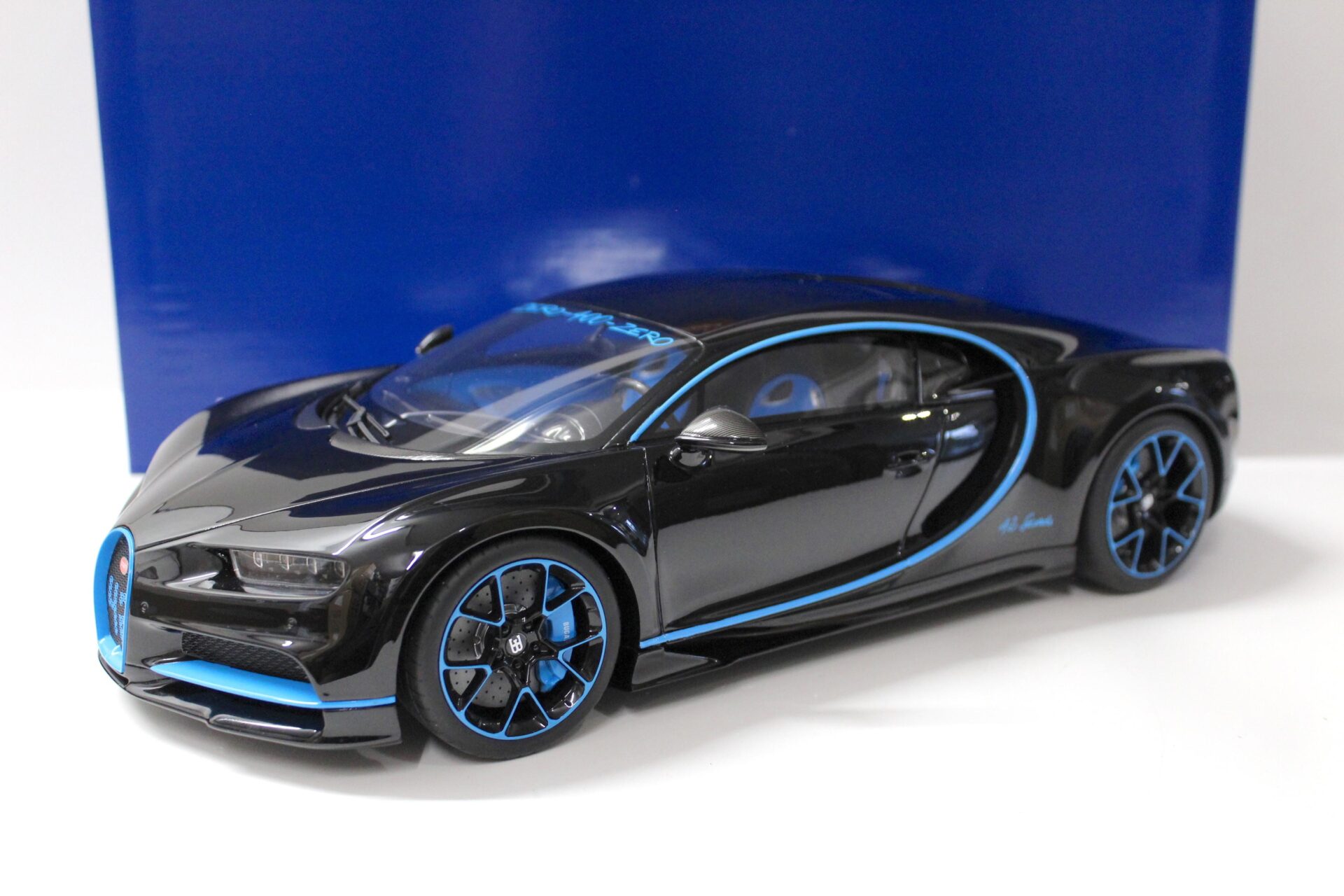 ID 53265 orig.jpg 1:12 Kyosho Bugatti Chiron Edition 42 black / blue