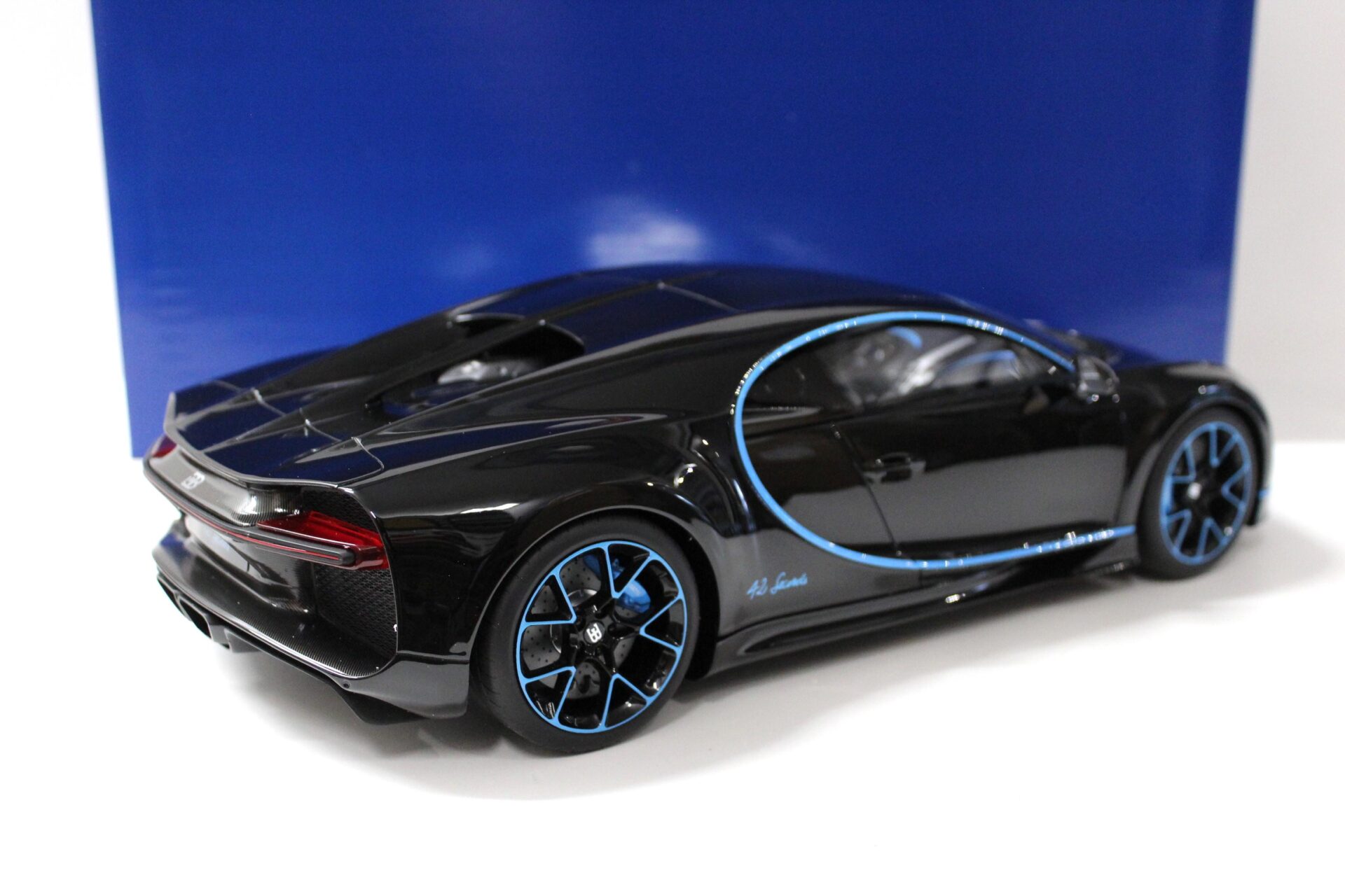 1:12 Kyosho Bugatti Chiron Edition 42 black / blue