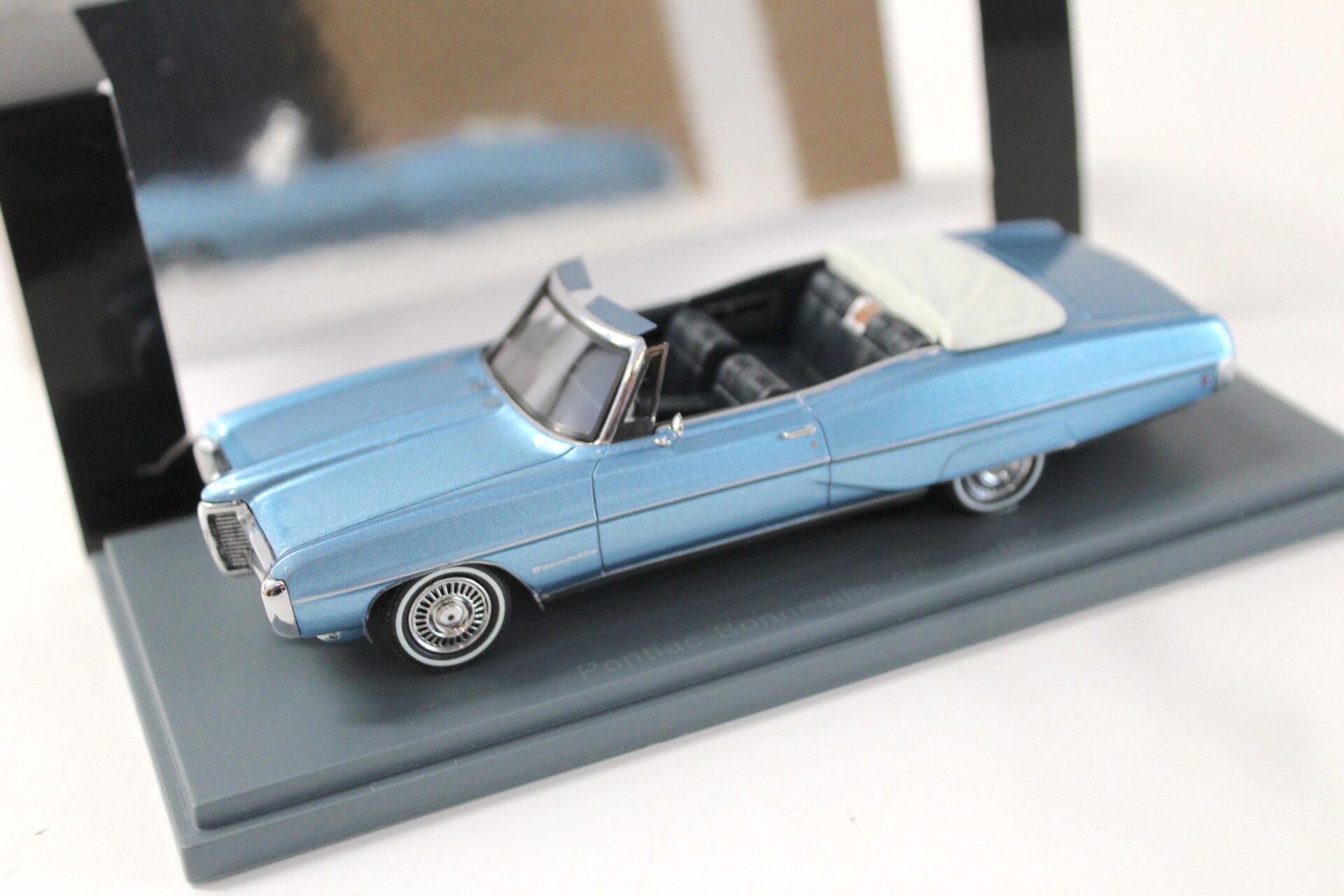 ID 53452 orig.jpg 1:43 NEO Pontiac Bonneville Convertible 1968 blue metallic