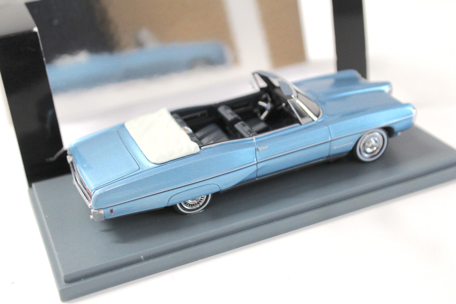 1:43 NEO Pontiac Bonneville Convertible 1968 blue metallic