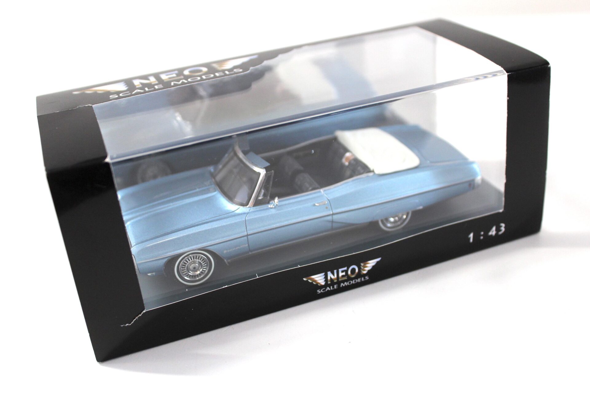1:43 NEO Pontiac Bonneville Convertible 1968 blue metallic
