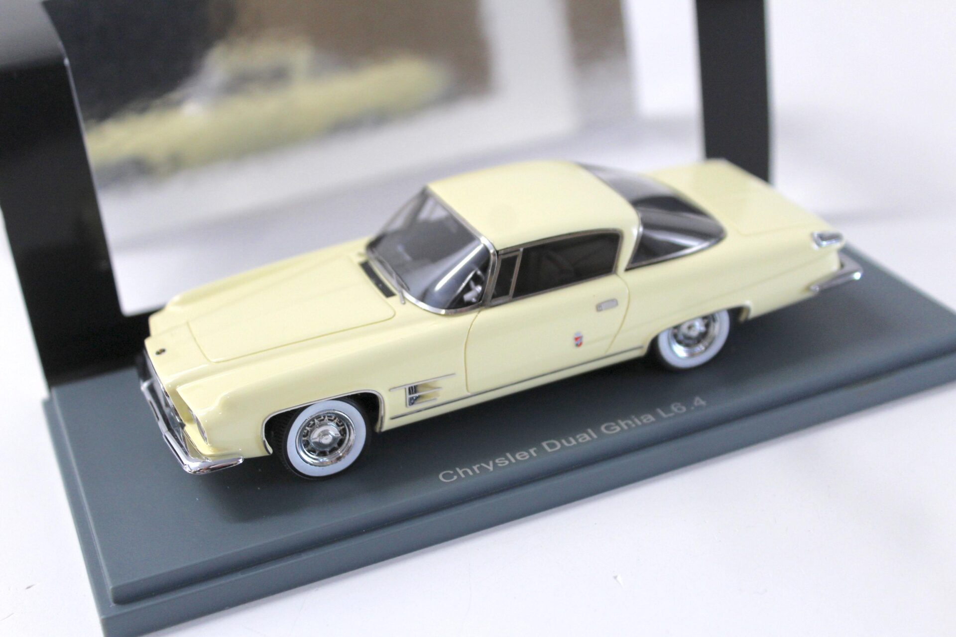 ID 53464 orig.jpg 1:43 NEO Chrysler Dual Ghia L6.4 Coupe beige