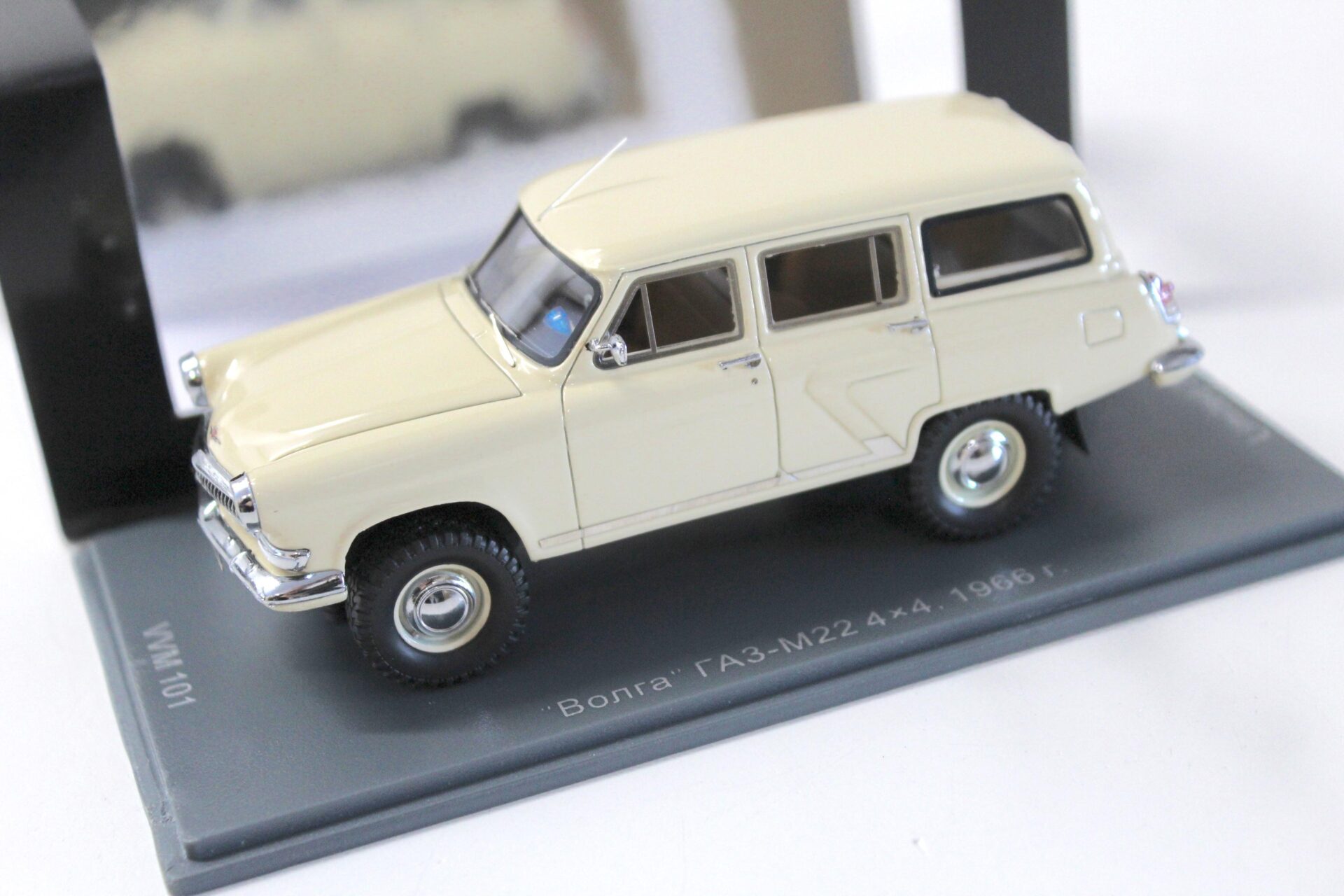 1:43 NEO GAZ Volga M22 4x4 Kombi 1966 beige