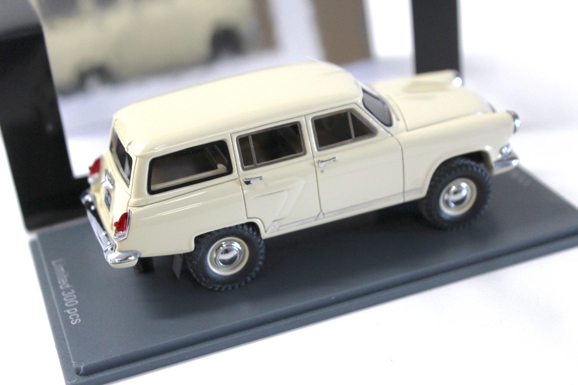 1:43 NEO GAZ Volga M22 4x4 Kombi 1966 beige