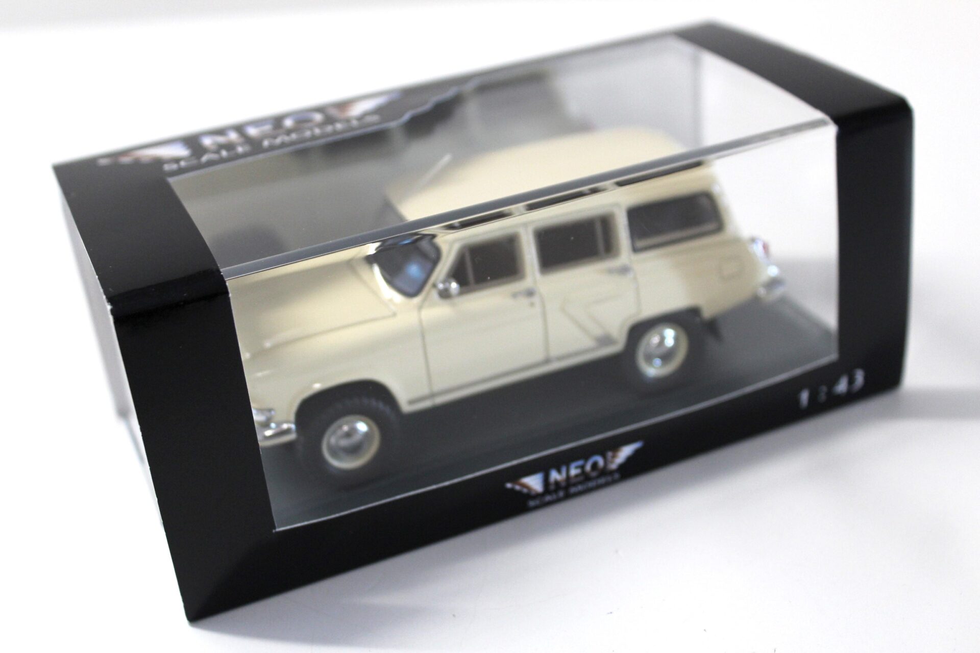 1:43 NEO GAZ Volga M22 4x4 Kombi 1966 beige