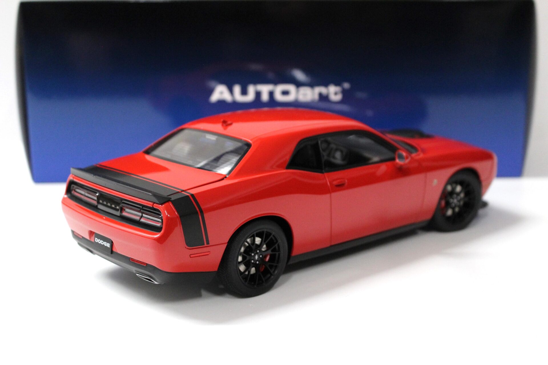 1:18 AUTOart Dodge Challenger 392 Hemi Scat Pack Shaker Torred red