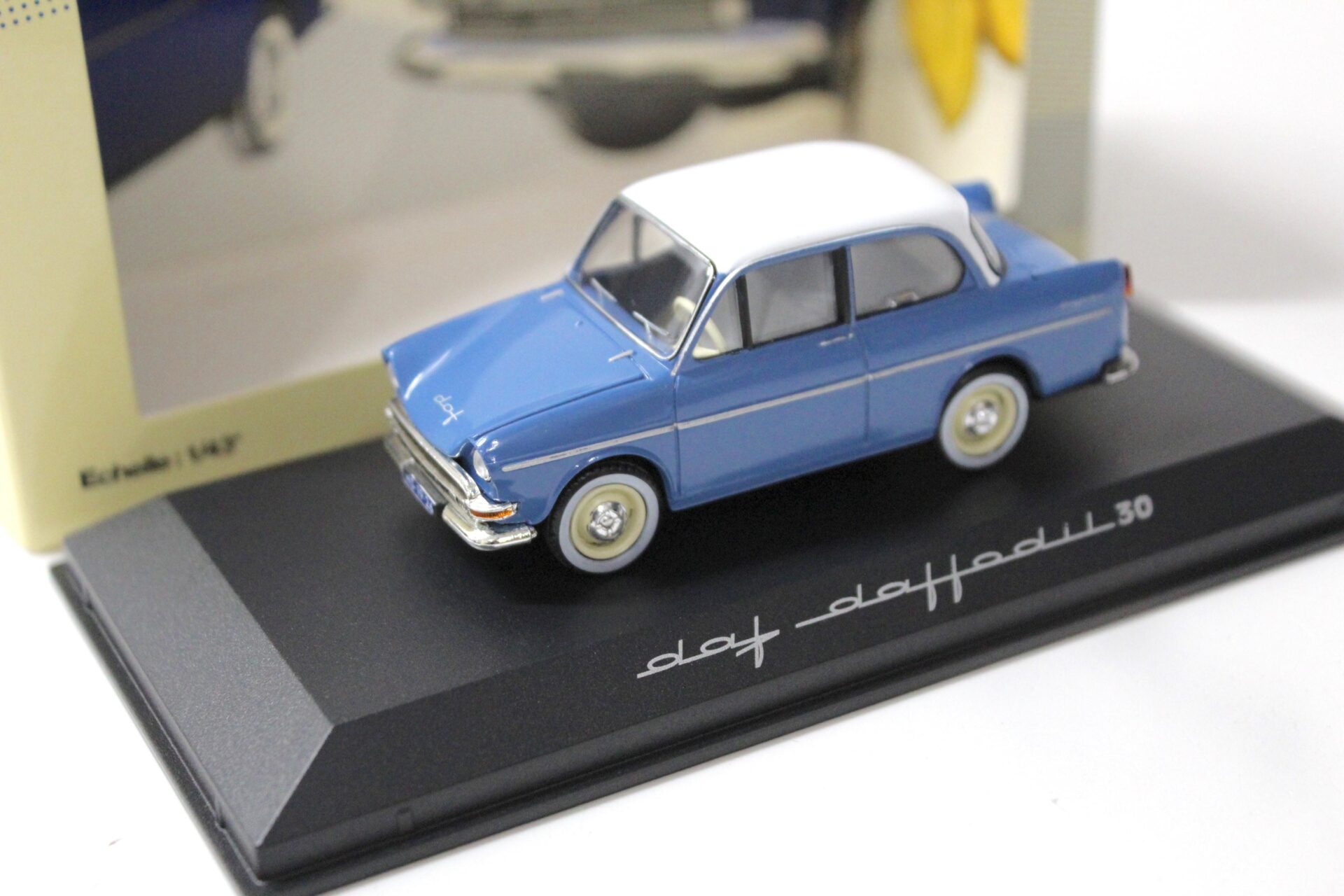 ID 53624 orig.jpg 1:43 Norev DAF Daffodil 30 blue/ white Top
