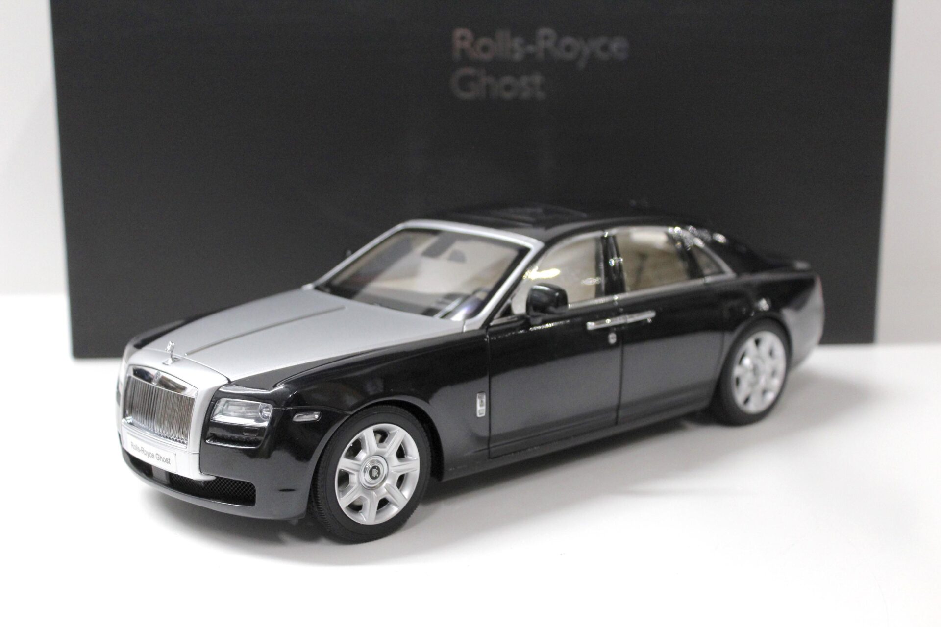 ID 53800 orig.jpg 1:18 Kyosho Rolls Royce Ghost Diamond black/ silver